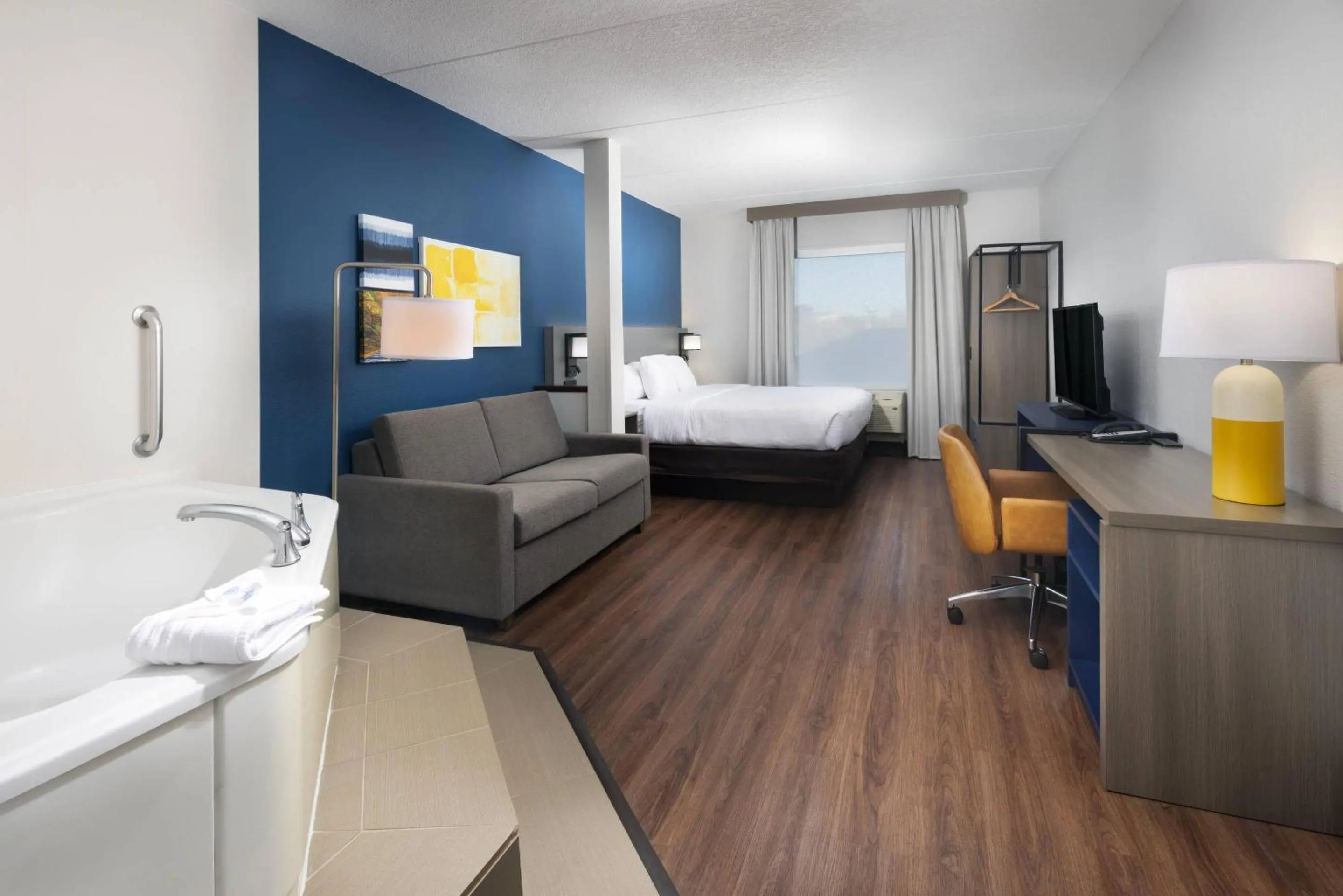Bedroom, Bed in Comfort Suites Outlet Center