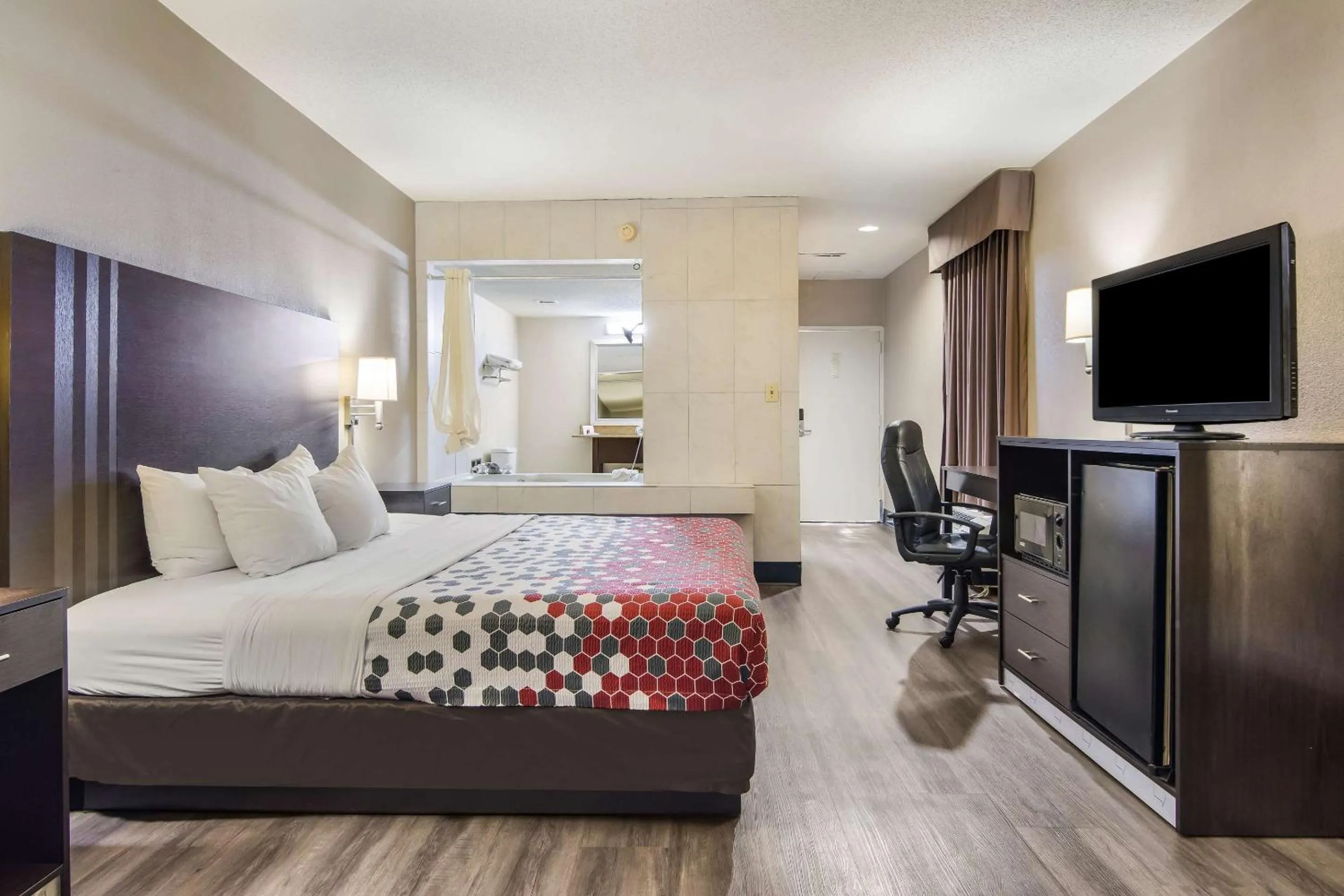 Bedroom, Bed in Econo Lodge Garner - Raleigh