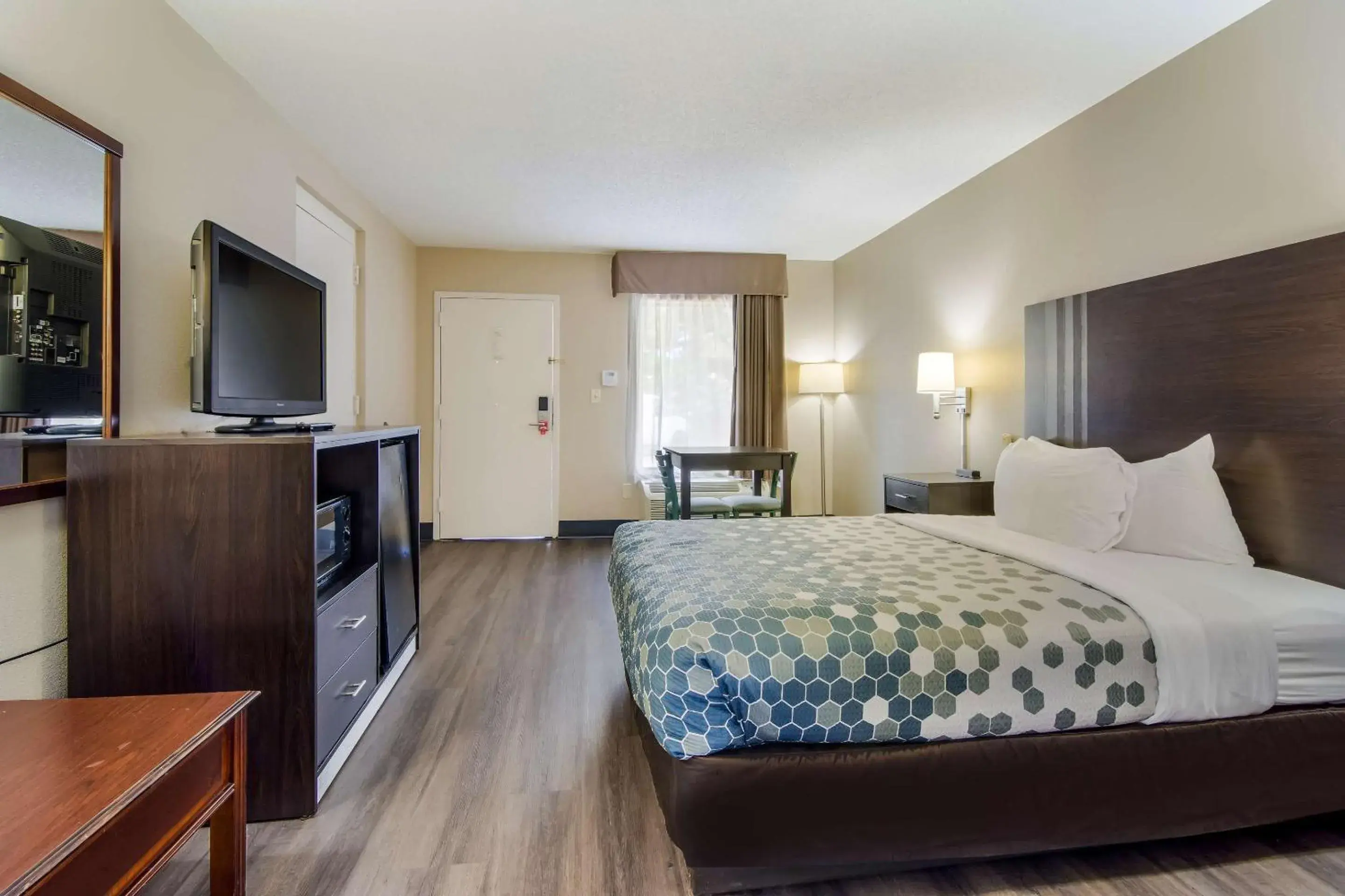 Bedroom, Bed in Econo Lodge Garner - Raleigh Bedroom, Bed in Econo Lodge Garner - Raleigh