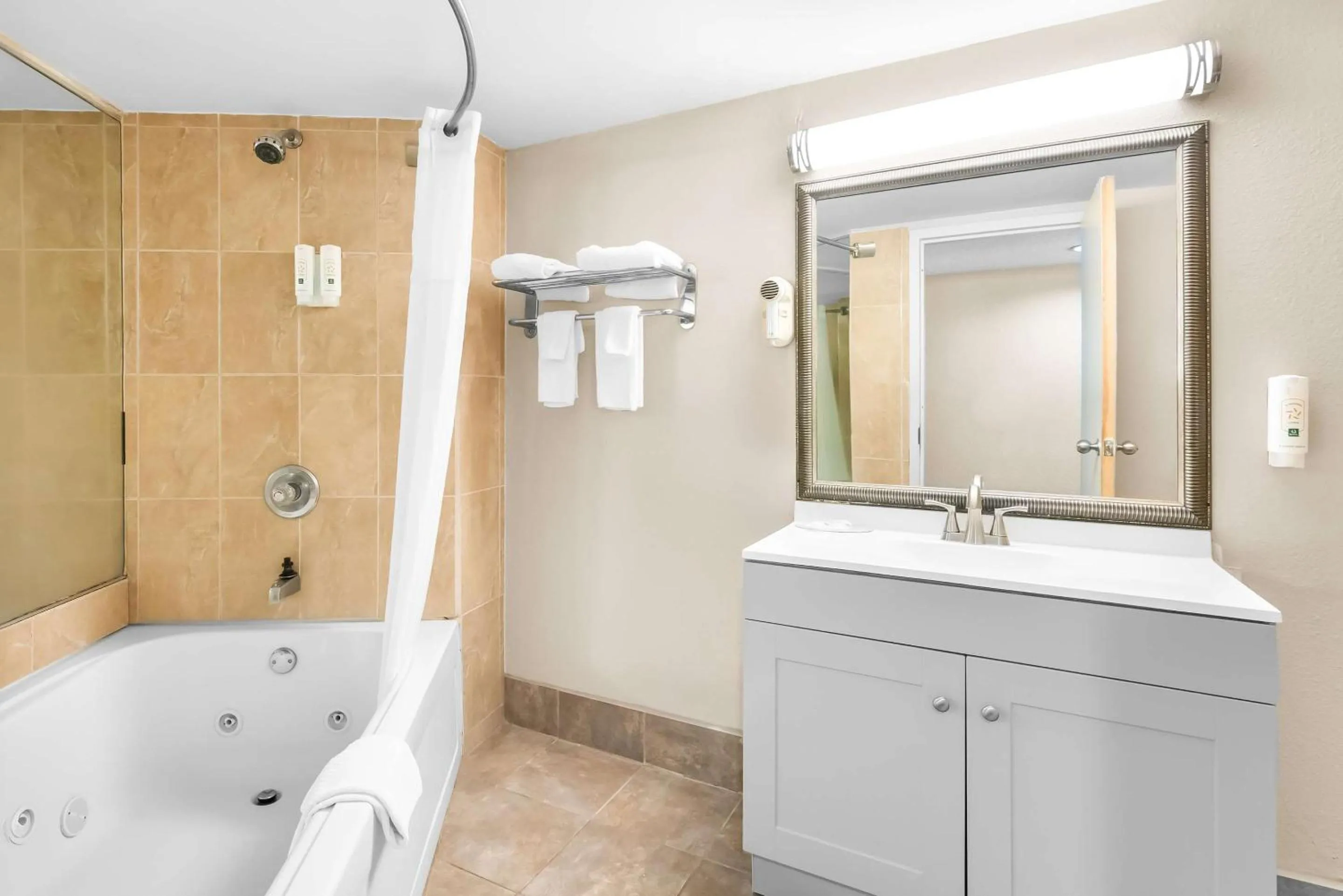 Bedroom in Quality Inn Selma - Smithfield