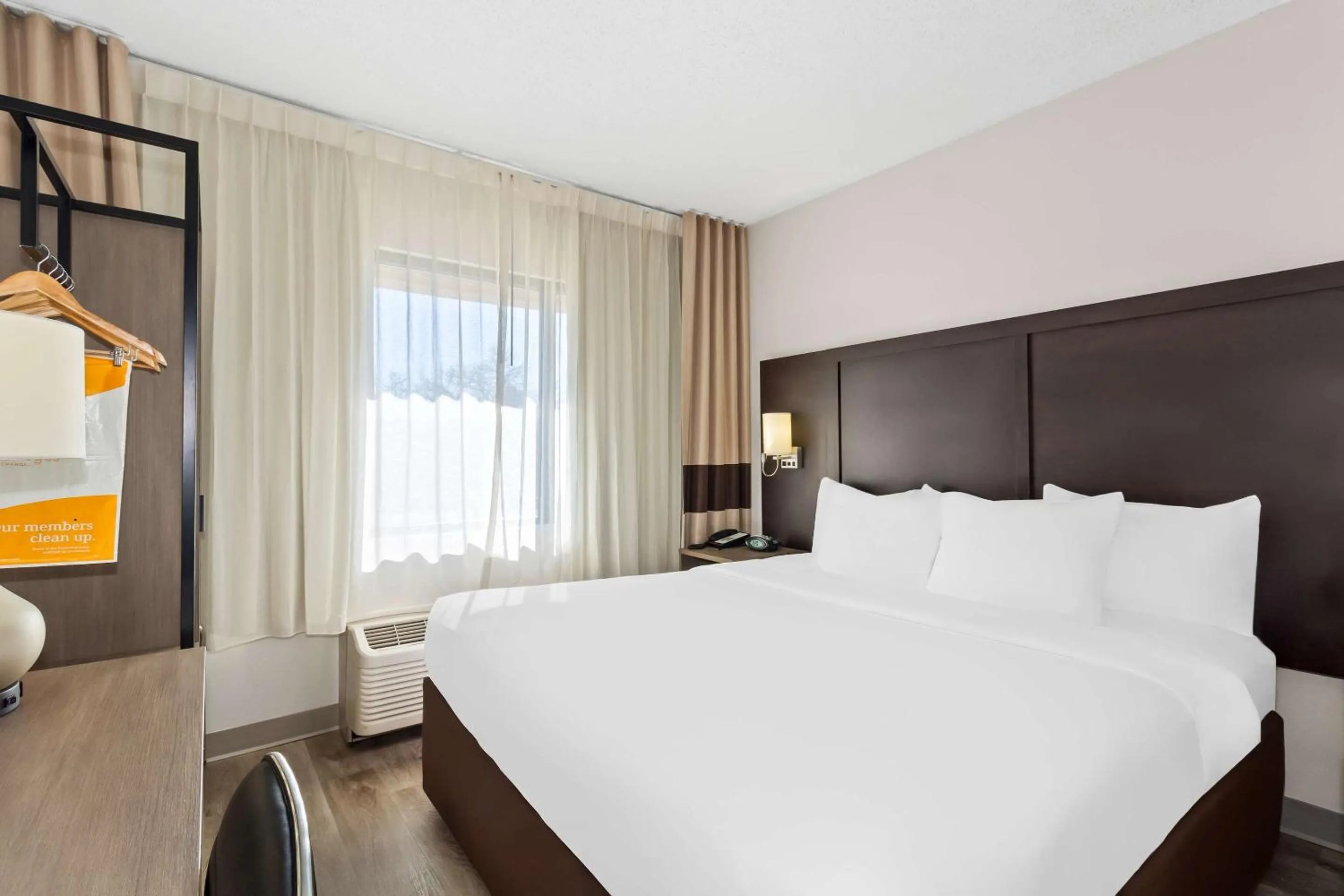 Bedroom, Bed in Comfort Suites Lumberton North