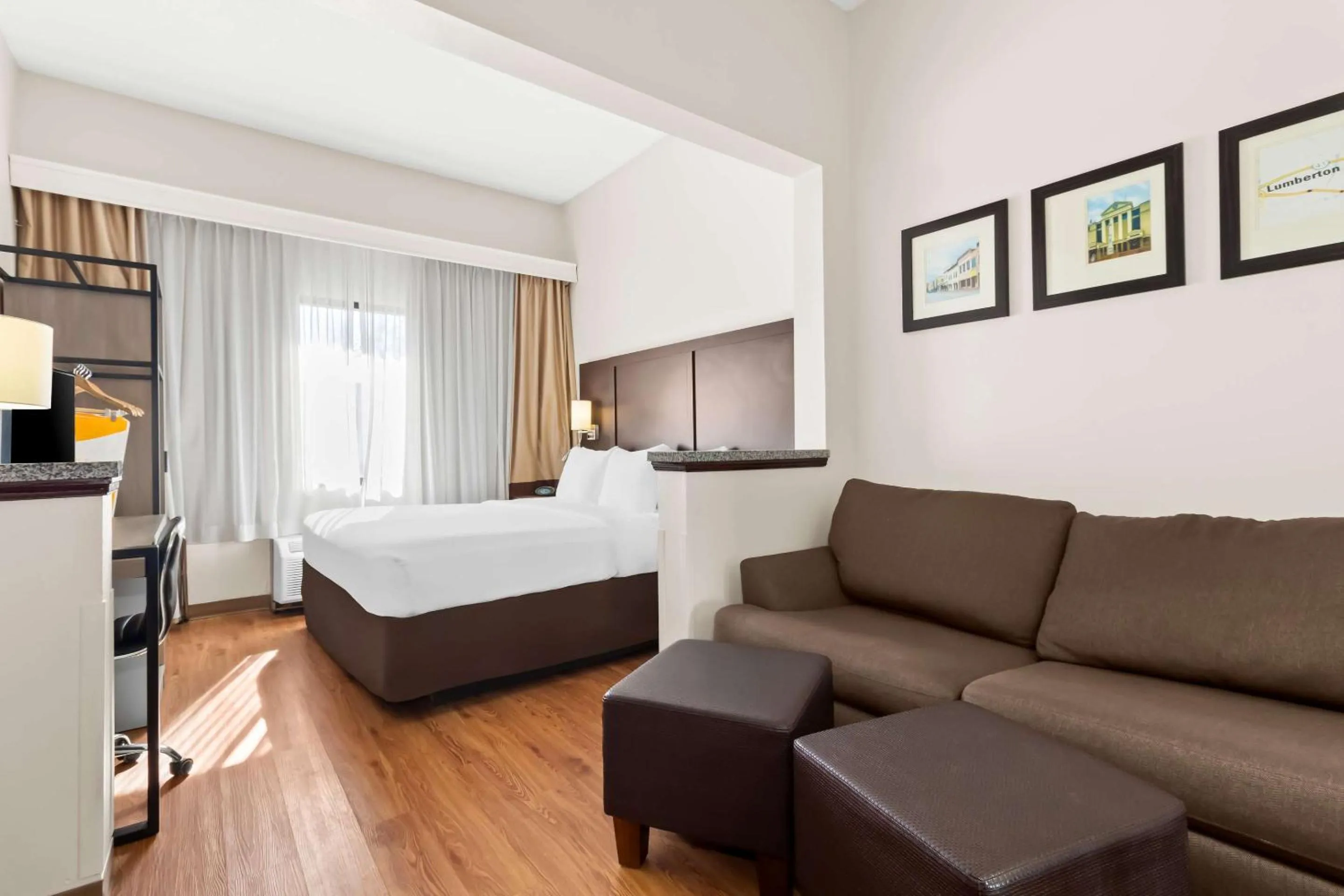 Bedroom, Bed in Comfort Suites Lumberton North