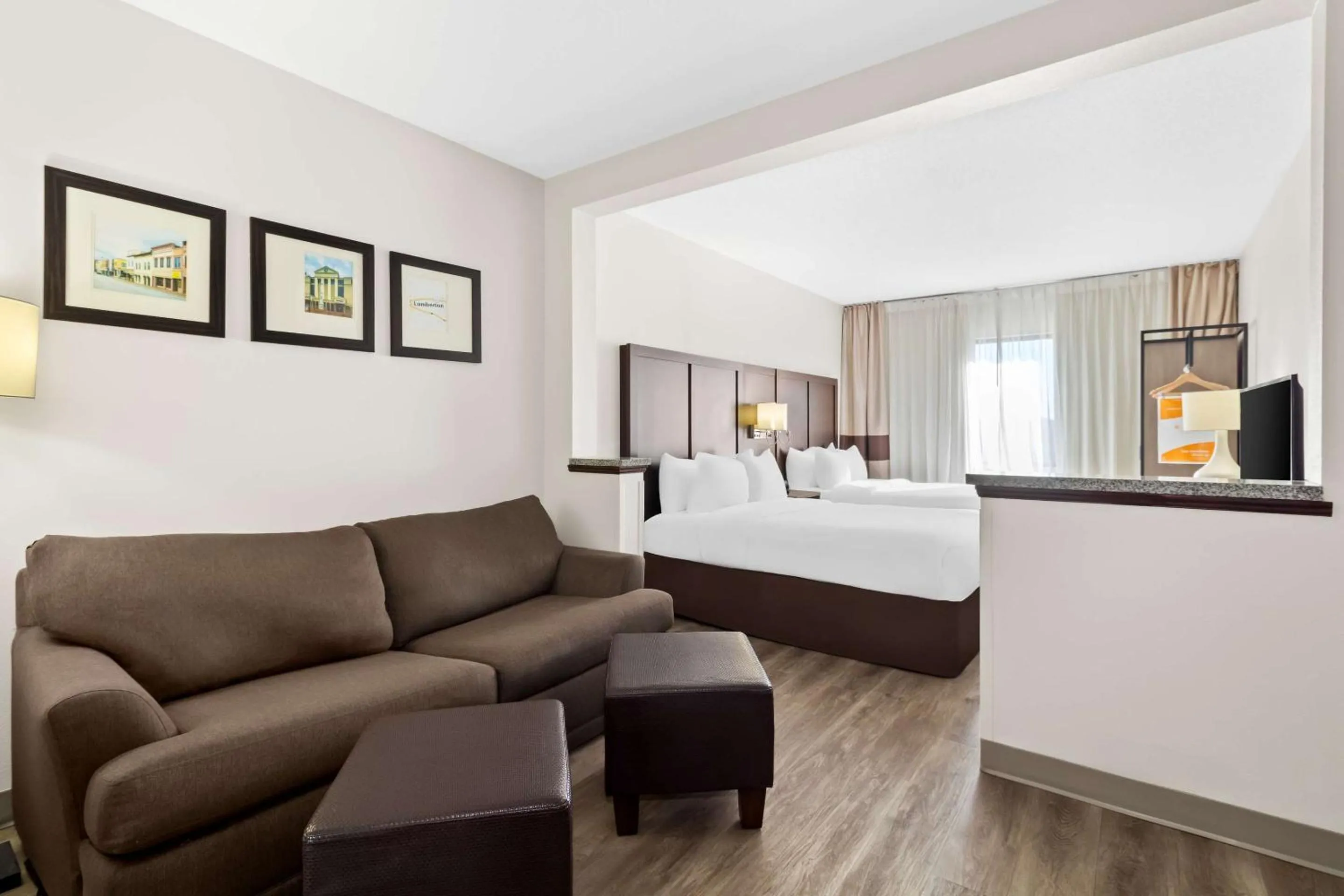 Bedroom, Bed in Comfort Suites Lumberton North