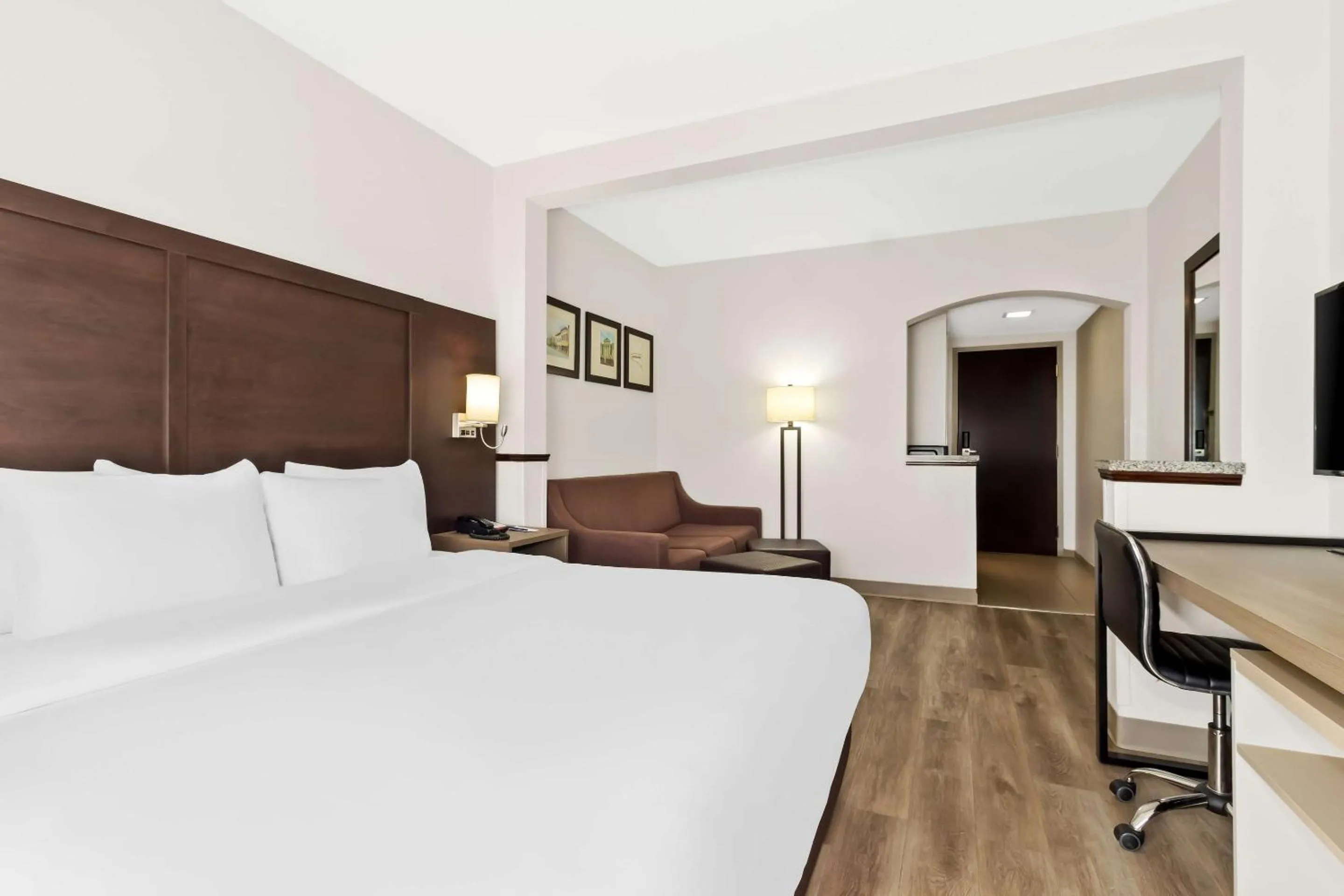 Bedroom, Bed in Comfort Suites Lumberton North