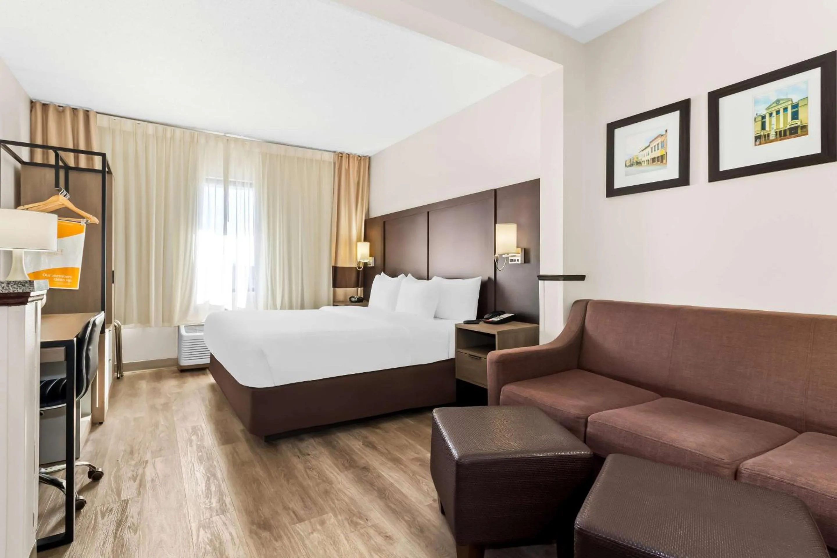 Bedroom, Bed in Comfort Suites Lumberton North