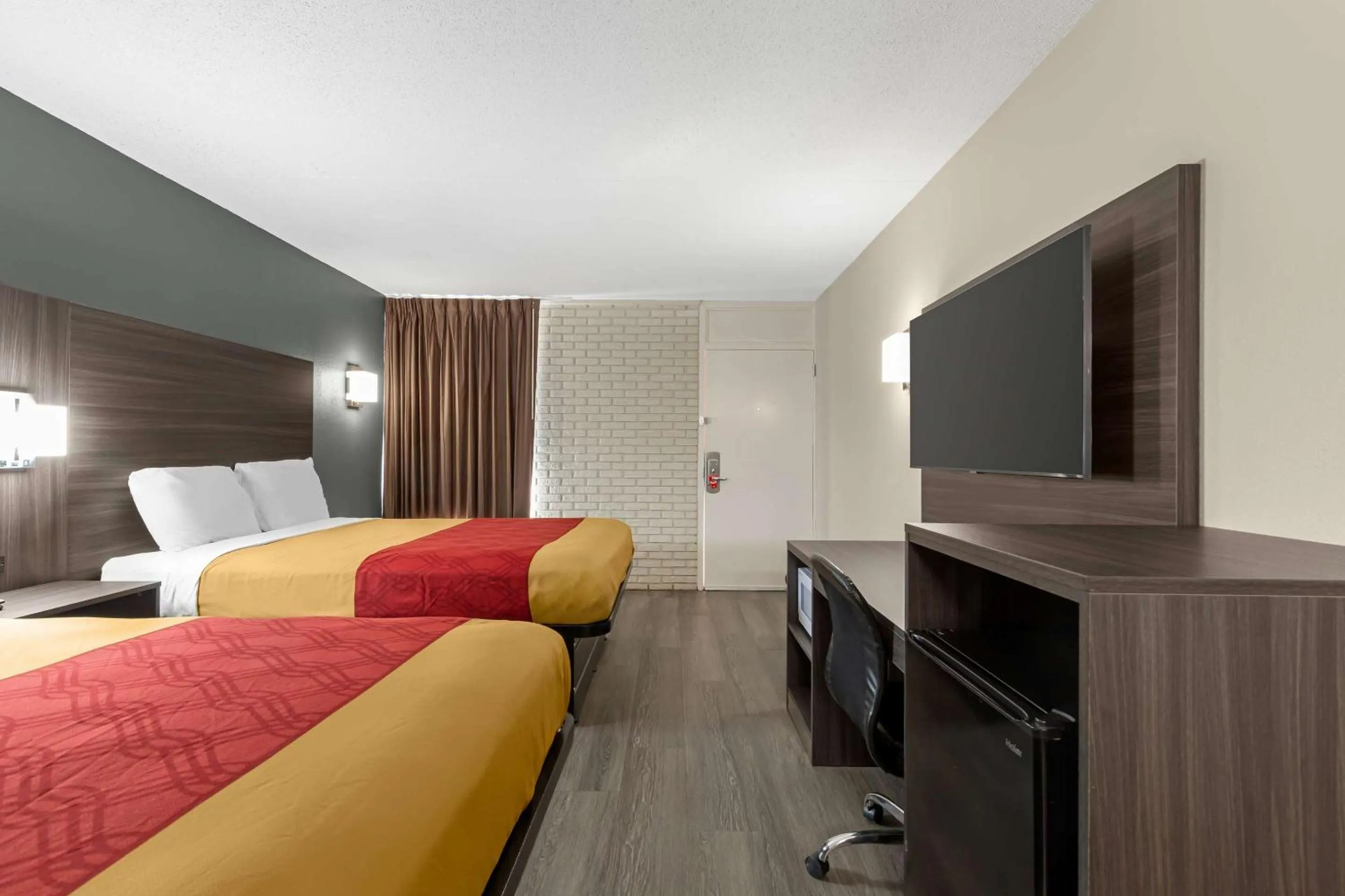 Bedroom, Bed in Econo Lodge