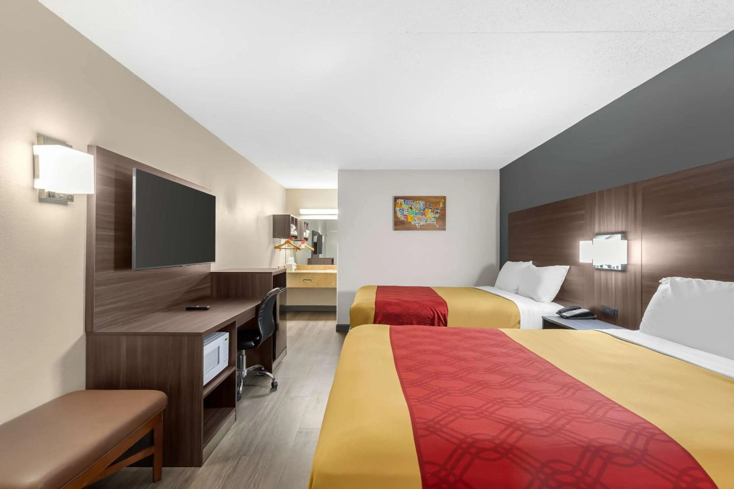 Bedroom, Bed in Econo Lodge