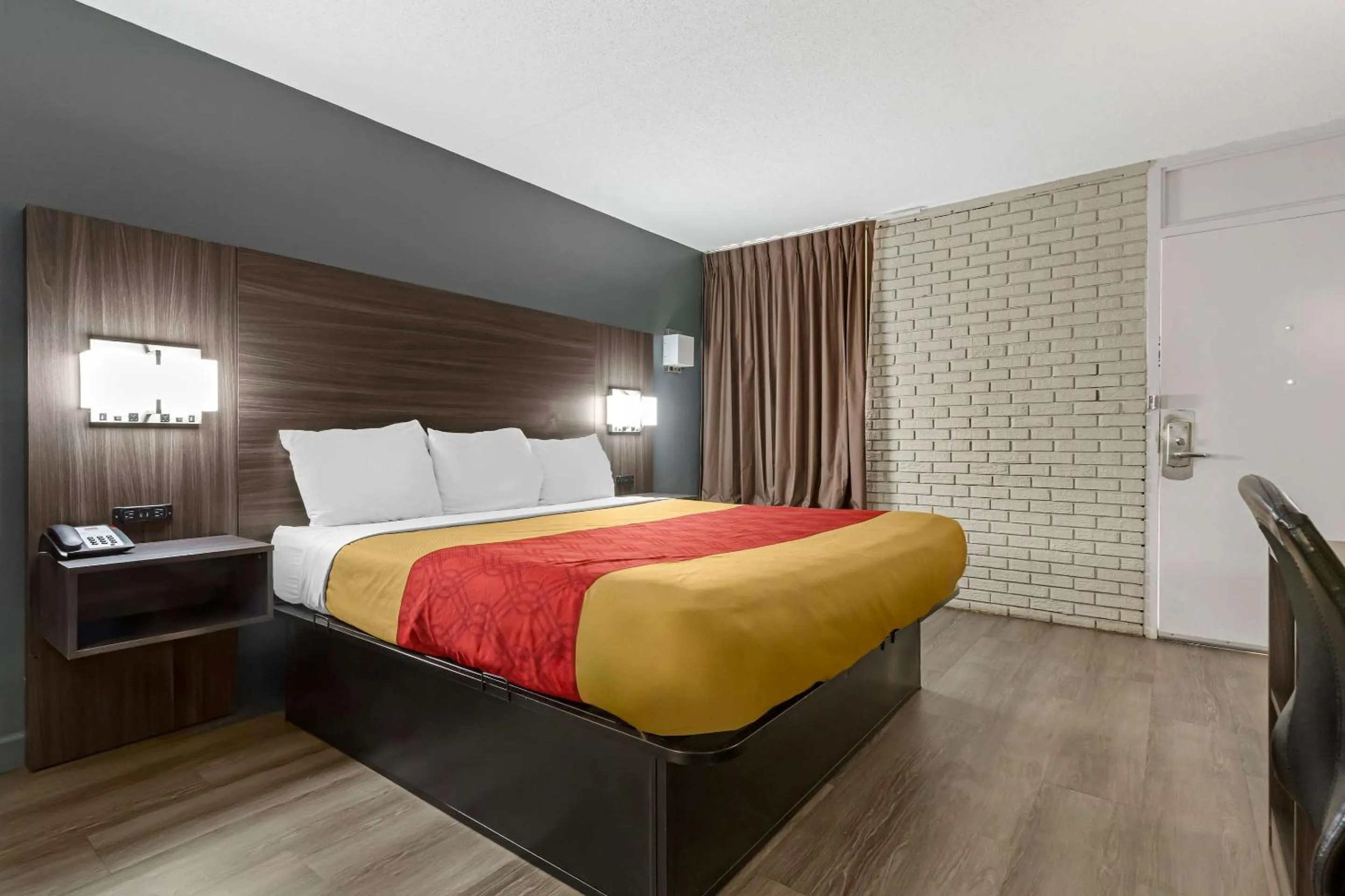 Bedroom, Bed in Econo Lodge