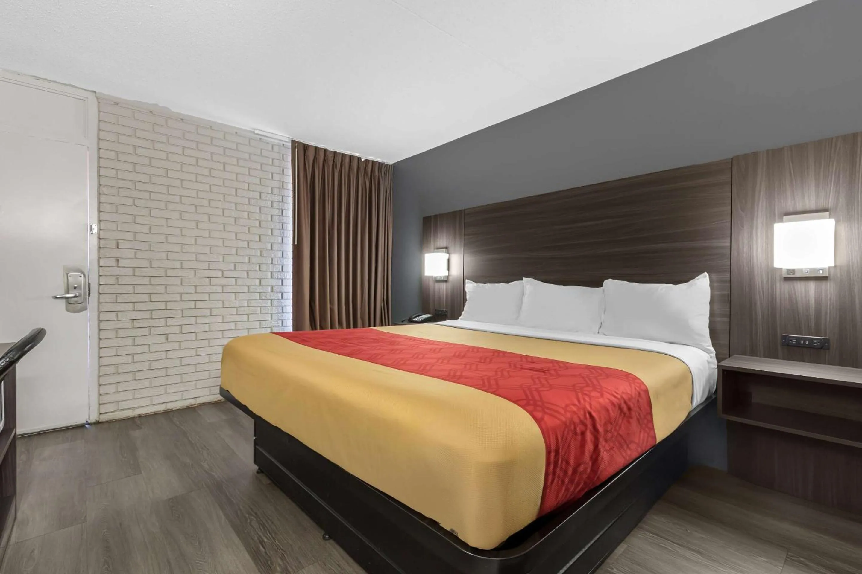 Bedroom, Bed in Econo Lodge