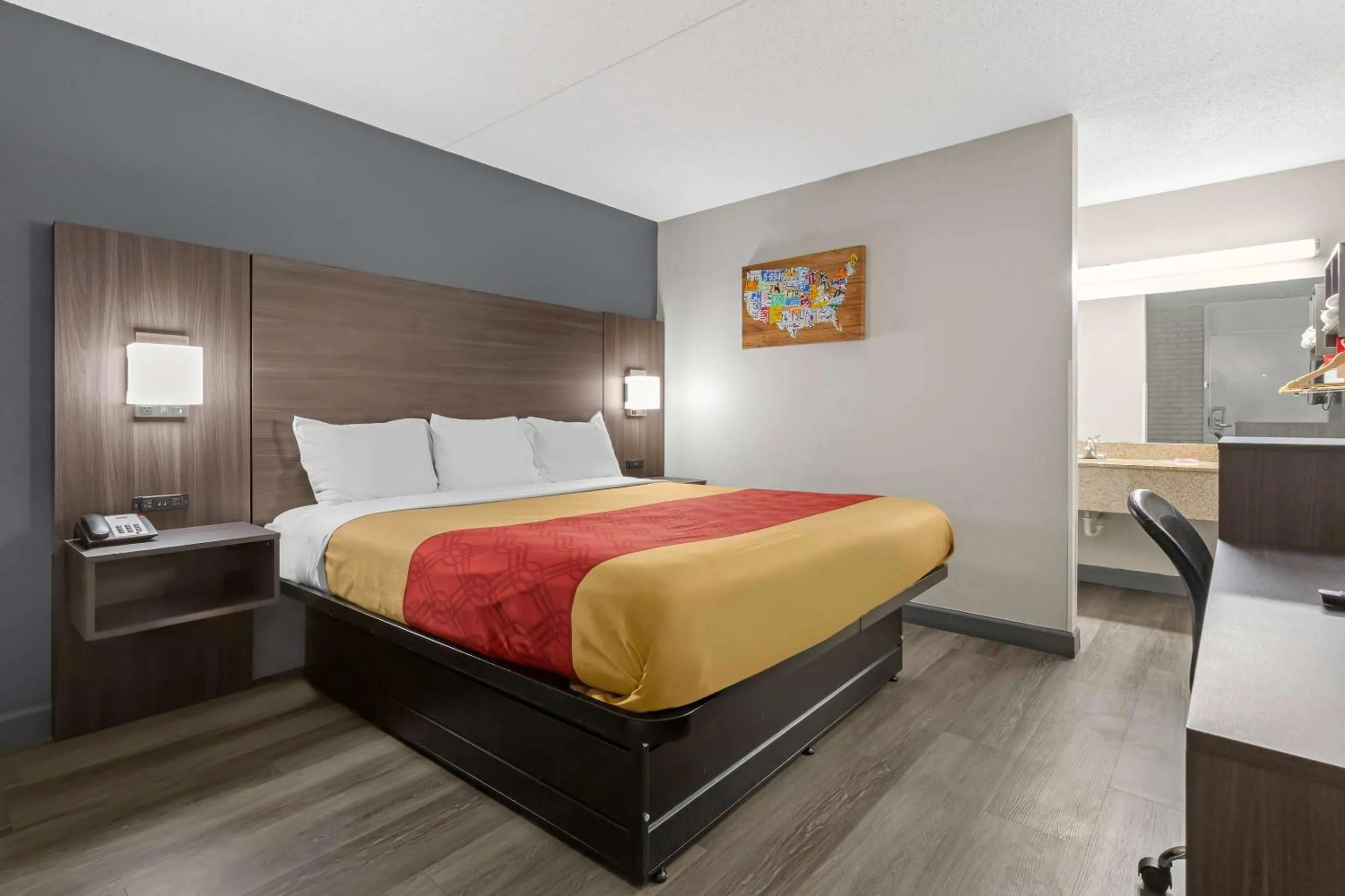 Bedroom, Bed in Econo Lodge