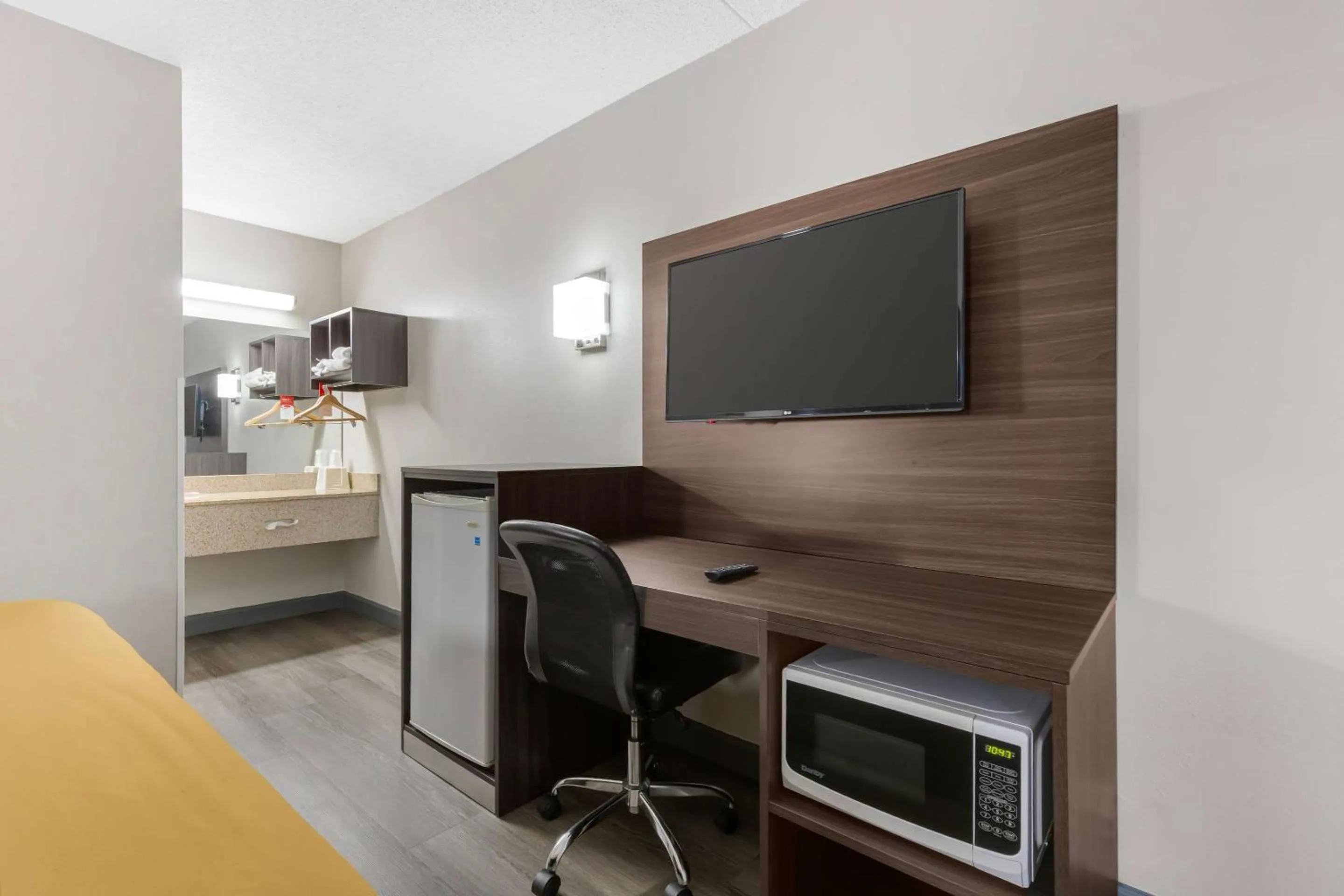 Bedroom in Econo Lodge