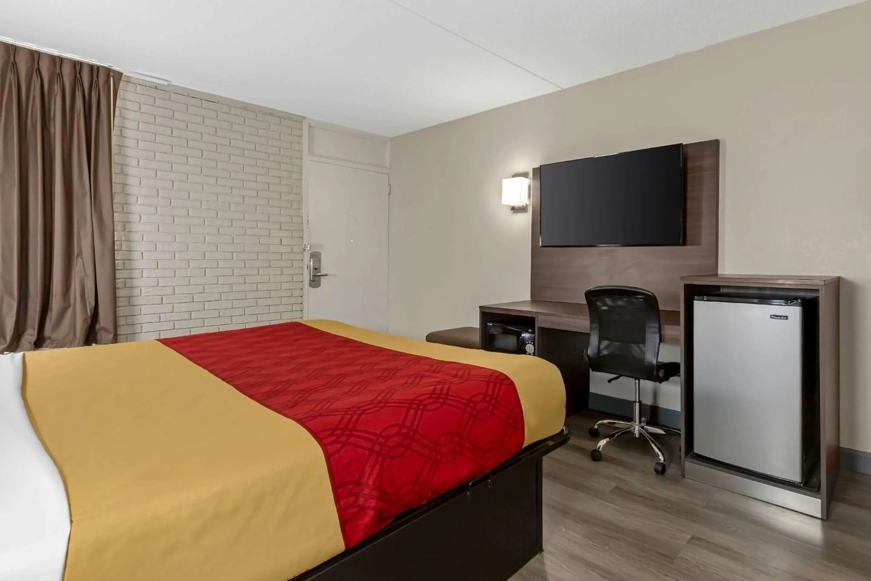 Bedroom, Bed in Econo Lodge