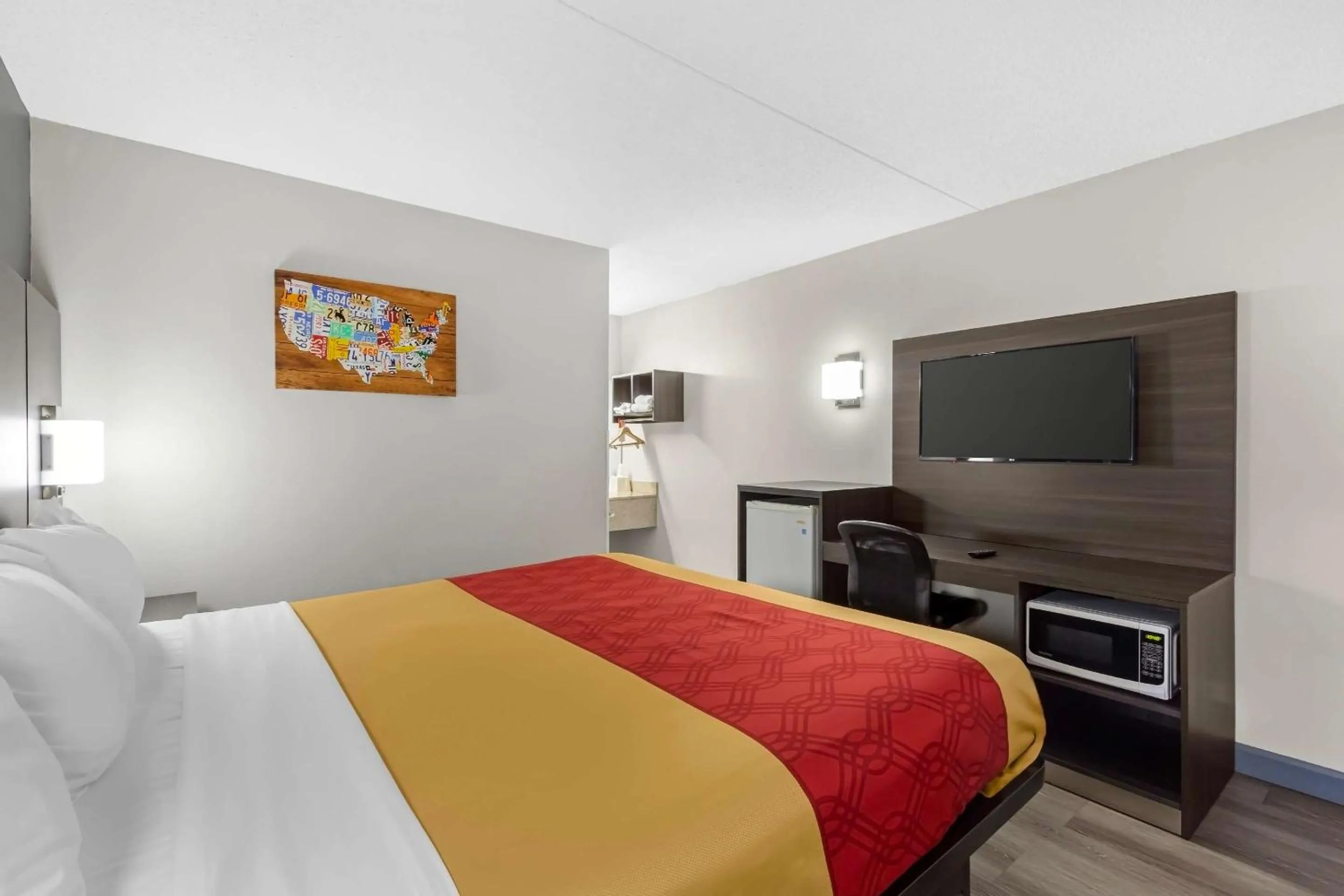 Bedroom, Bed in Econo Lodge