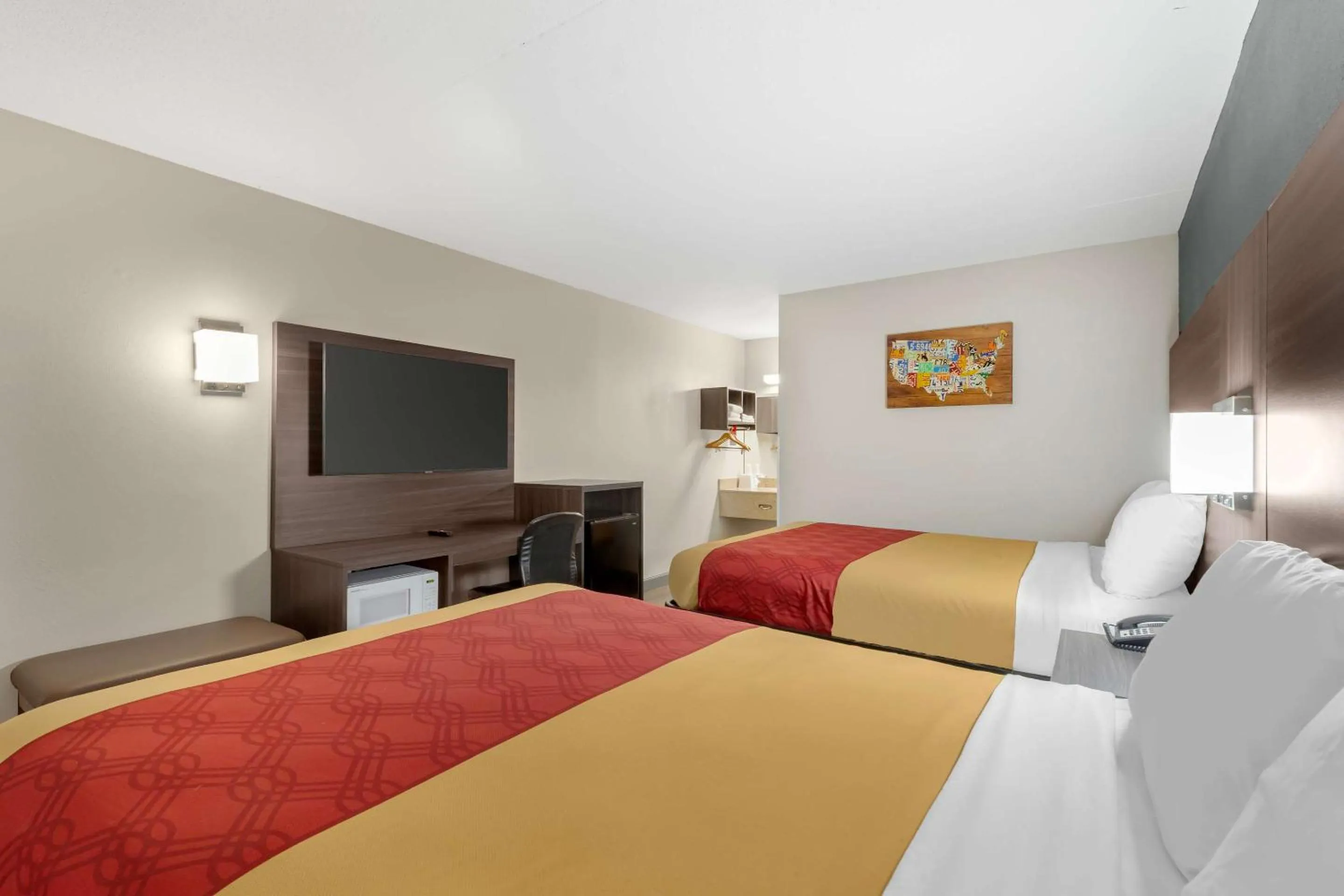 Bedroom, Bed in Econo Lodge