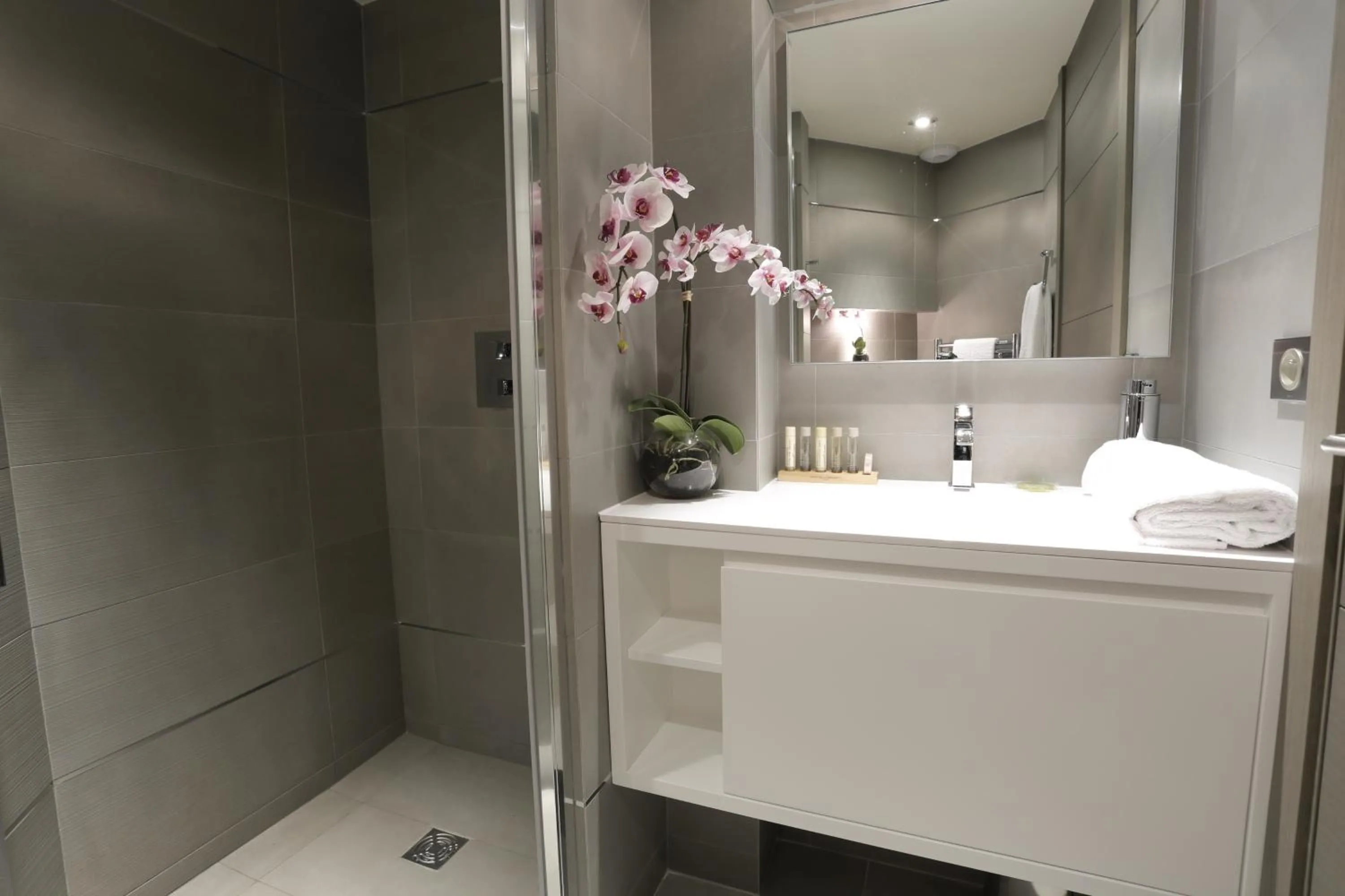 Bathroom in Hôtel Roi de Sicile - Rivoli