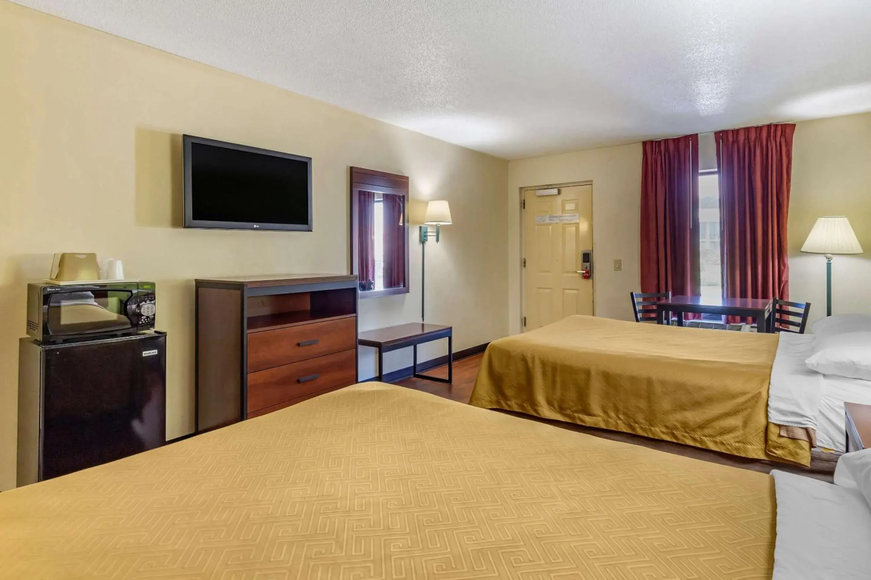 Double Room with Two Double Beds - Disability Access/Non-Smoking in Econo Lodge Fayetteville I-95 Double Room with Two Double Beds - Disability Access/Non-Smoking in Econo Lodge Fayetteville I-95