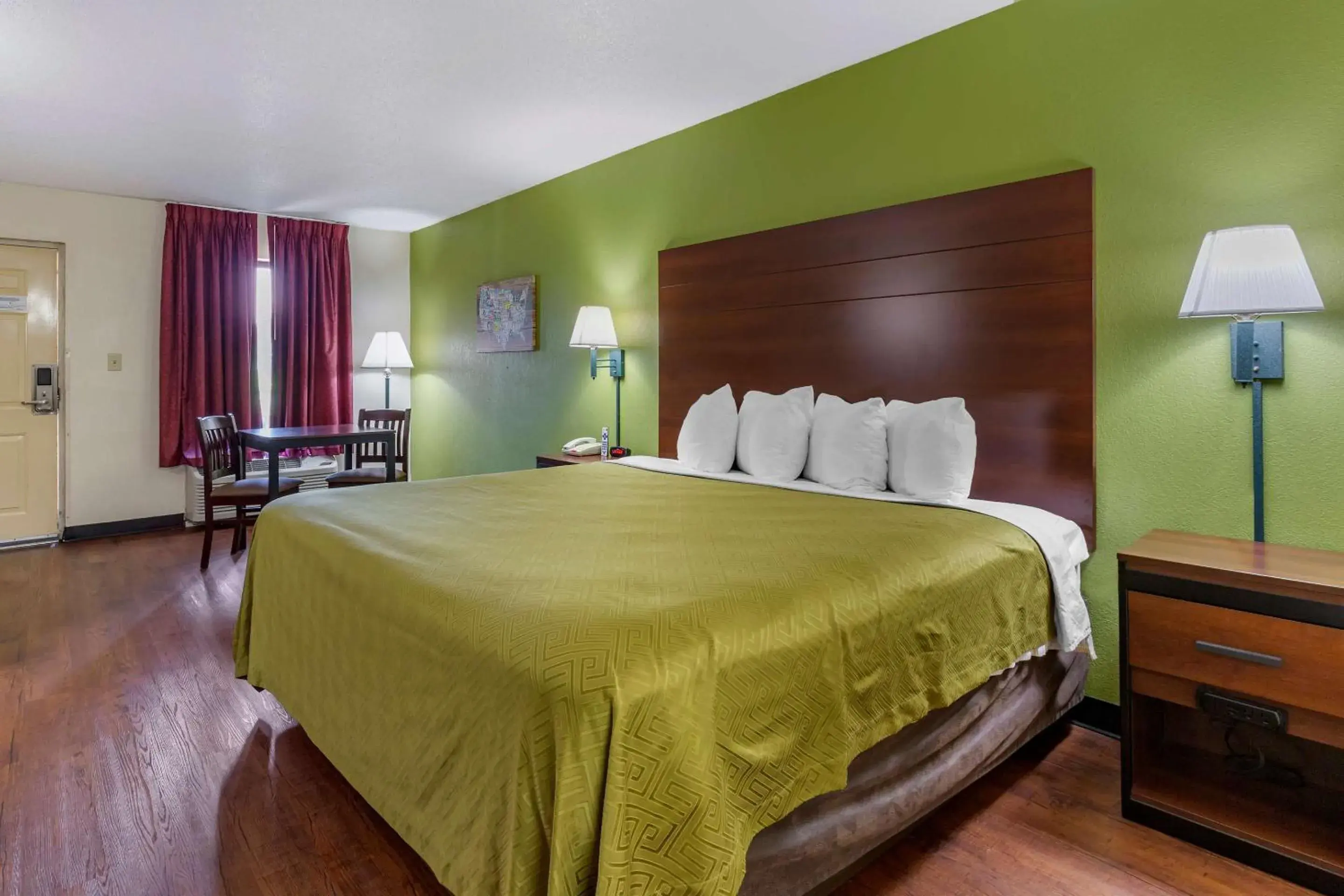 Standard King Room - Non-Smoking in Econo Lodge Fayetteville I-95 Standard King Room - Non-Smoking in Econo Lodge Fayetteville I-95