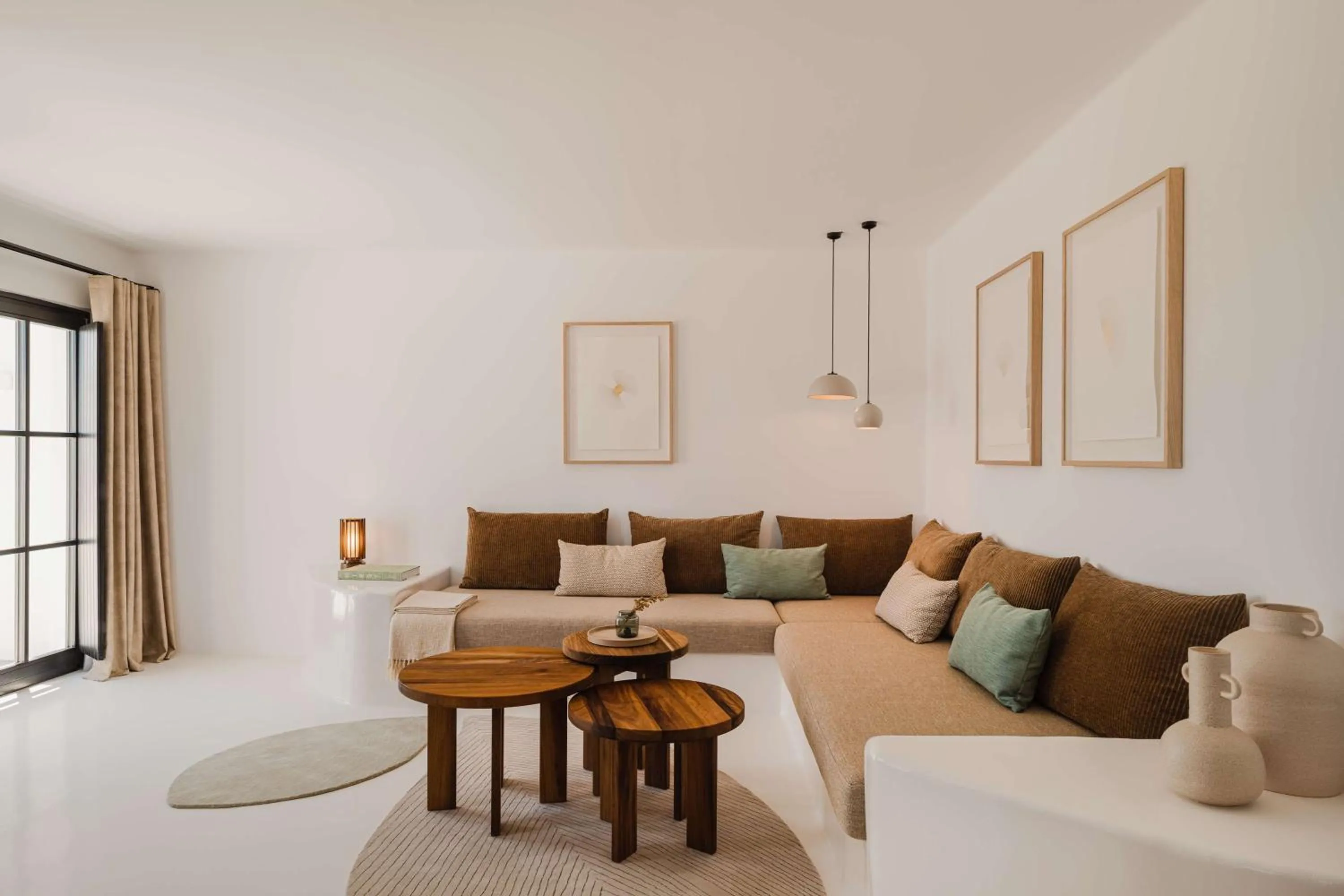 Photo of the whole room in Nobu Hotel Santorini