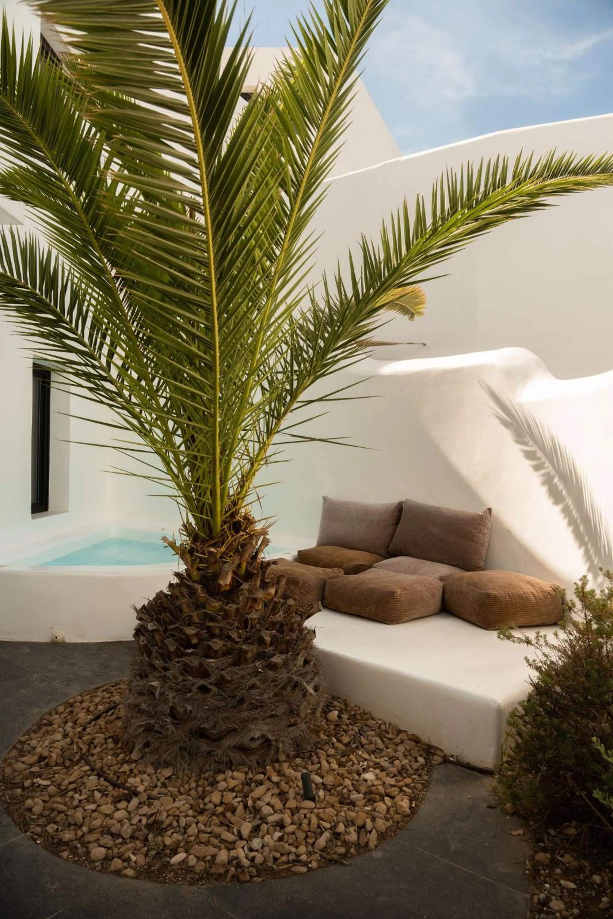 Photo of the whole room in Nobu Hotel Santorini