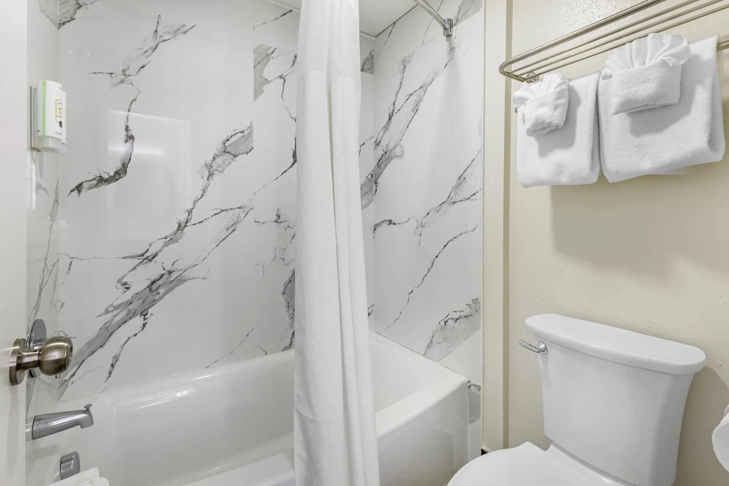 Bedroom in Quality Inn Washington NC