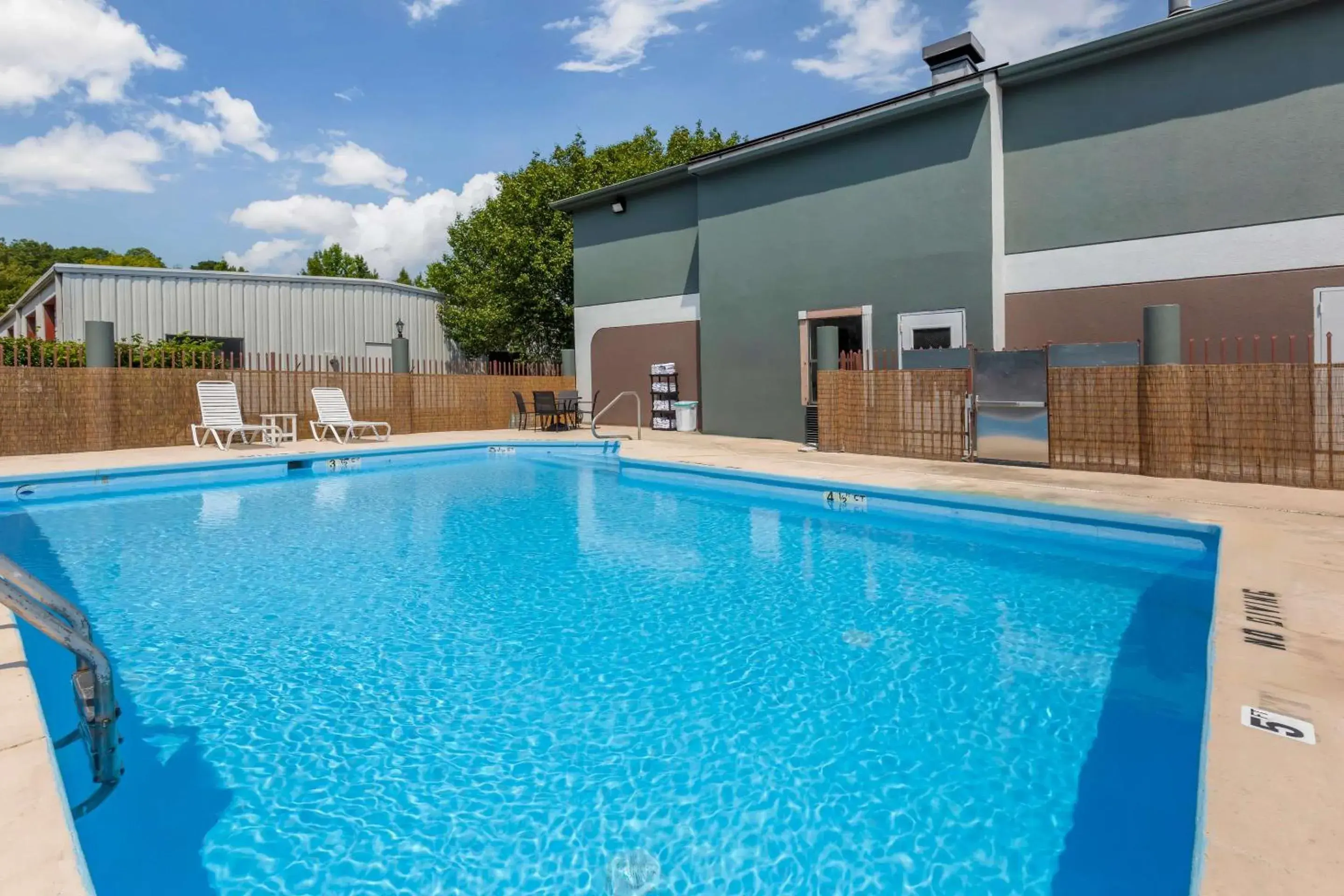 Swimming pool in Quality Inn Washington NC Swimming pool in Quality Inn Washington NC