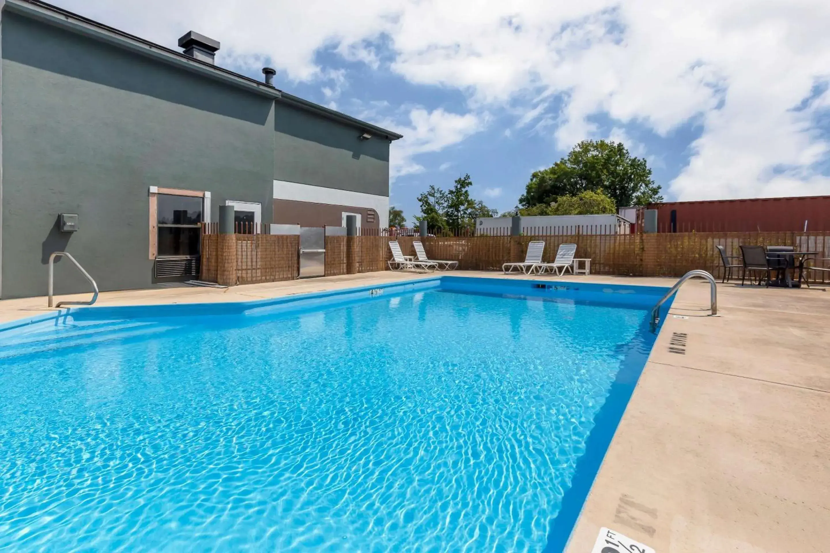 Swimming pool in Quality Inn Washington NC Swimming pool in Quality Inn Washington NC