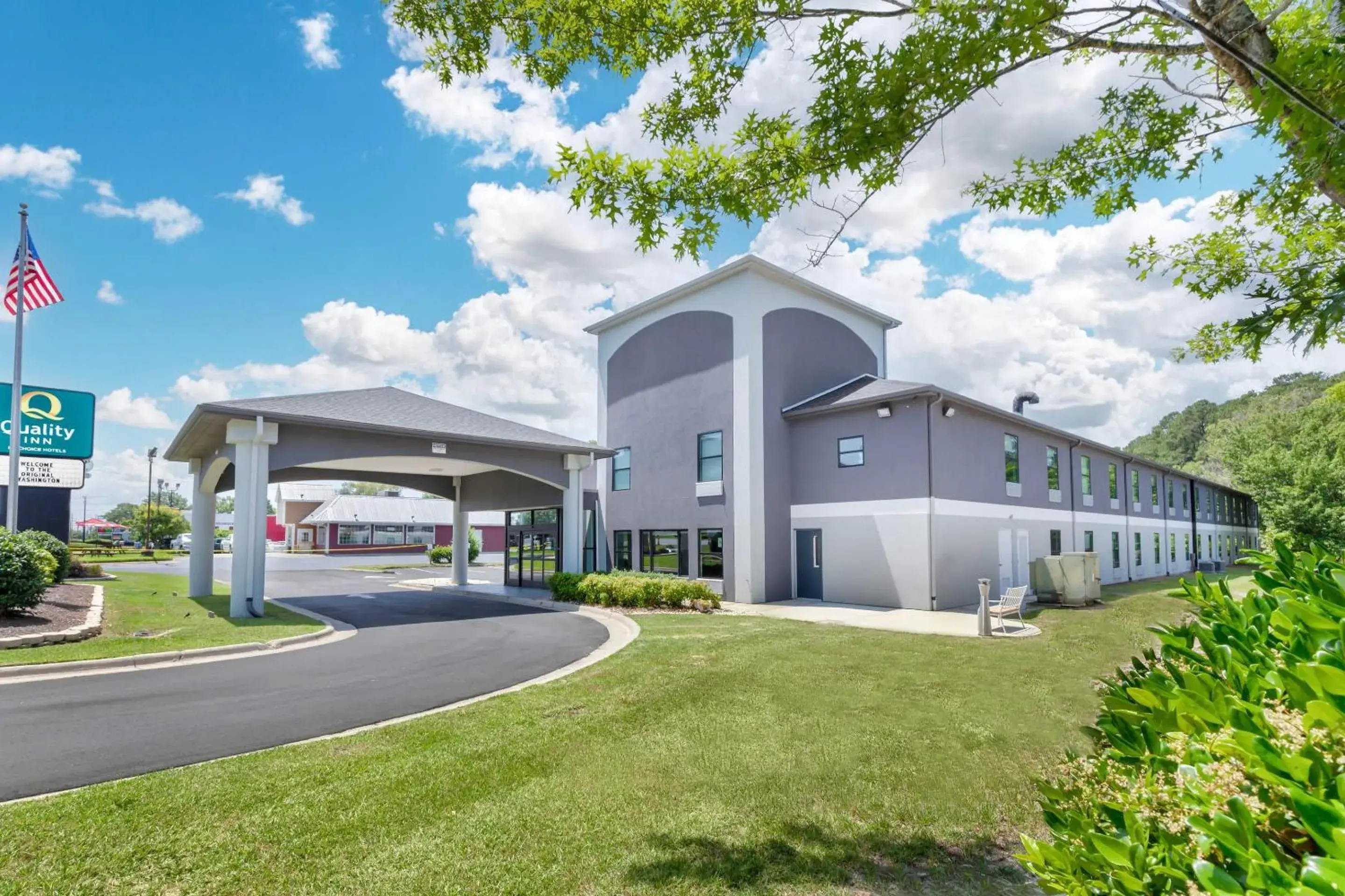 Property building in Quality Inn Washington NC Property building in Quality Inn Washington NC