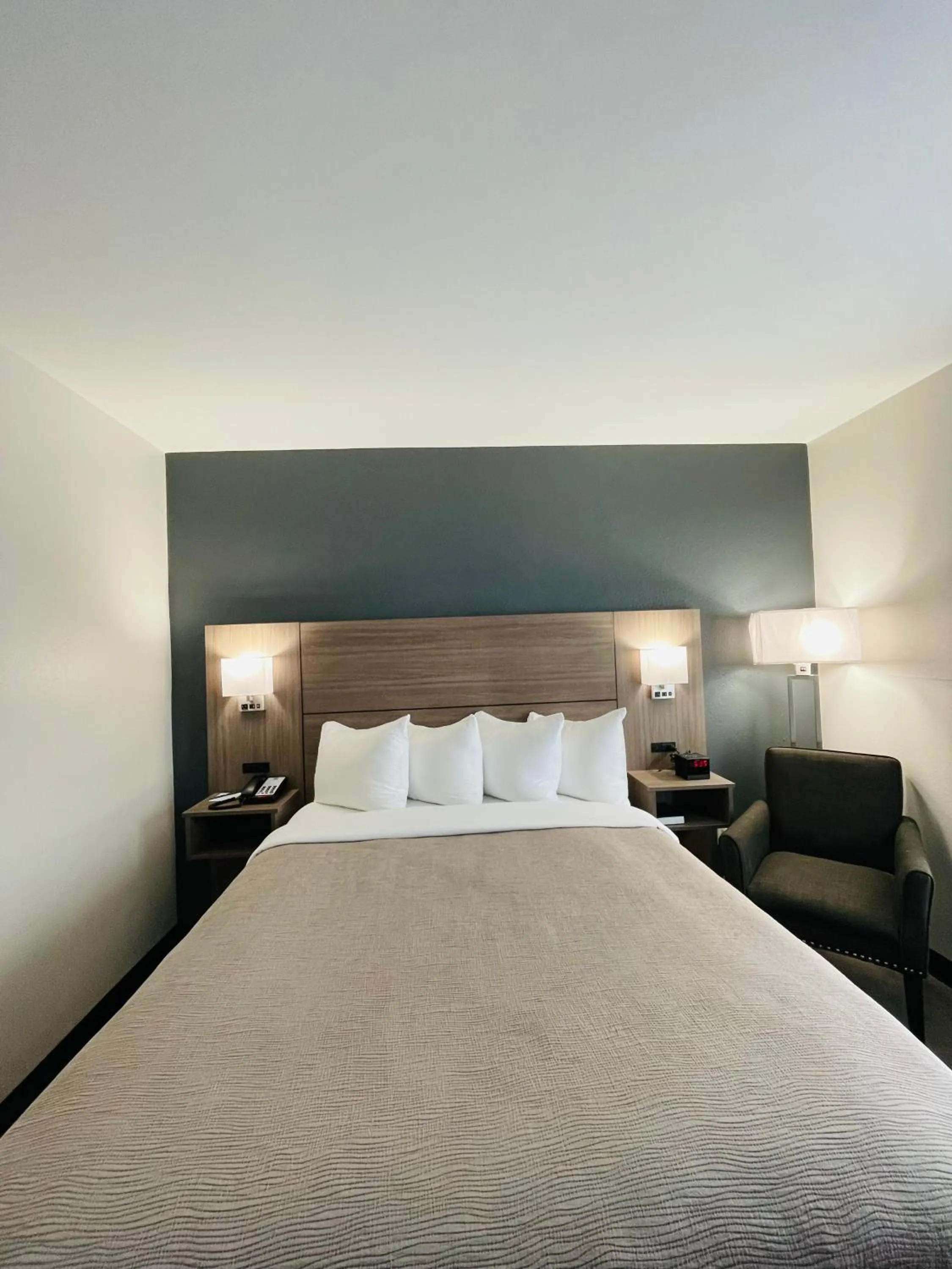 Bed in Quality Inn Washington NC