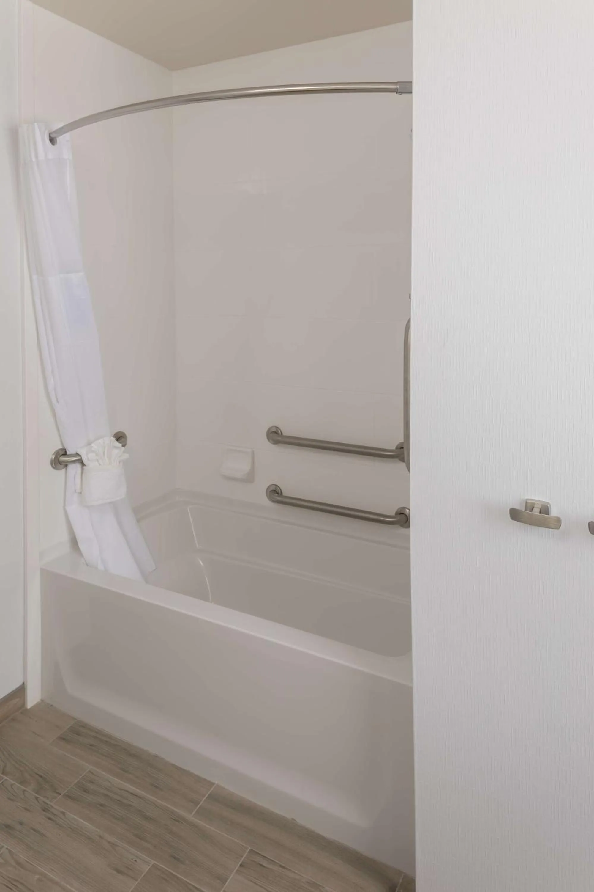 Bed in Hampton Inn & Suites-Asheville Biltmore Village, NC