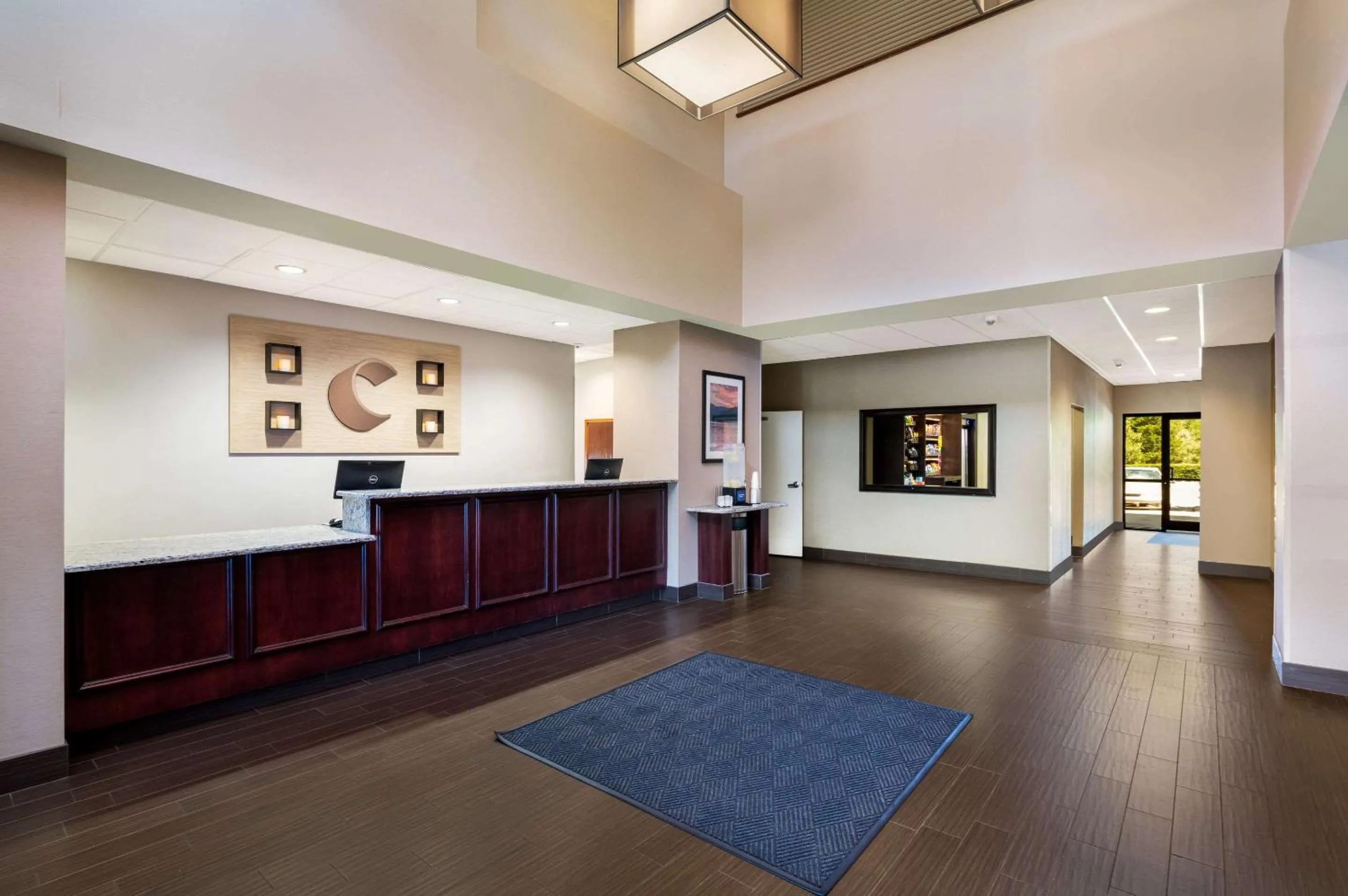 Lobby or reception in Comfort Suites Northlake