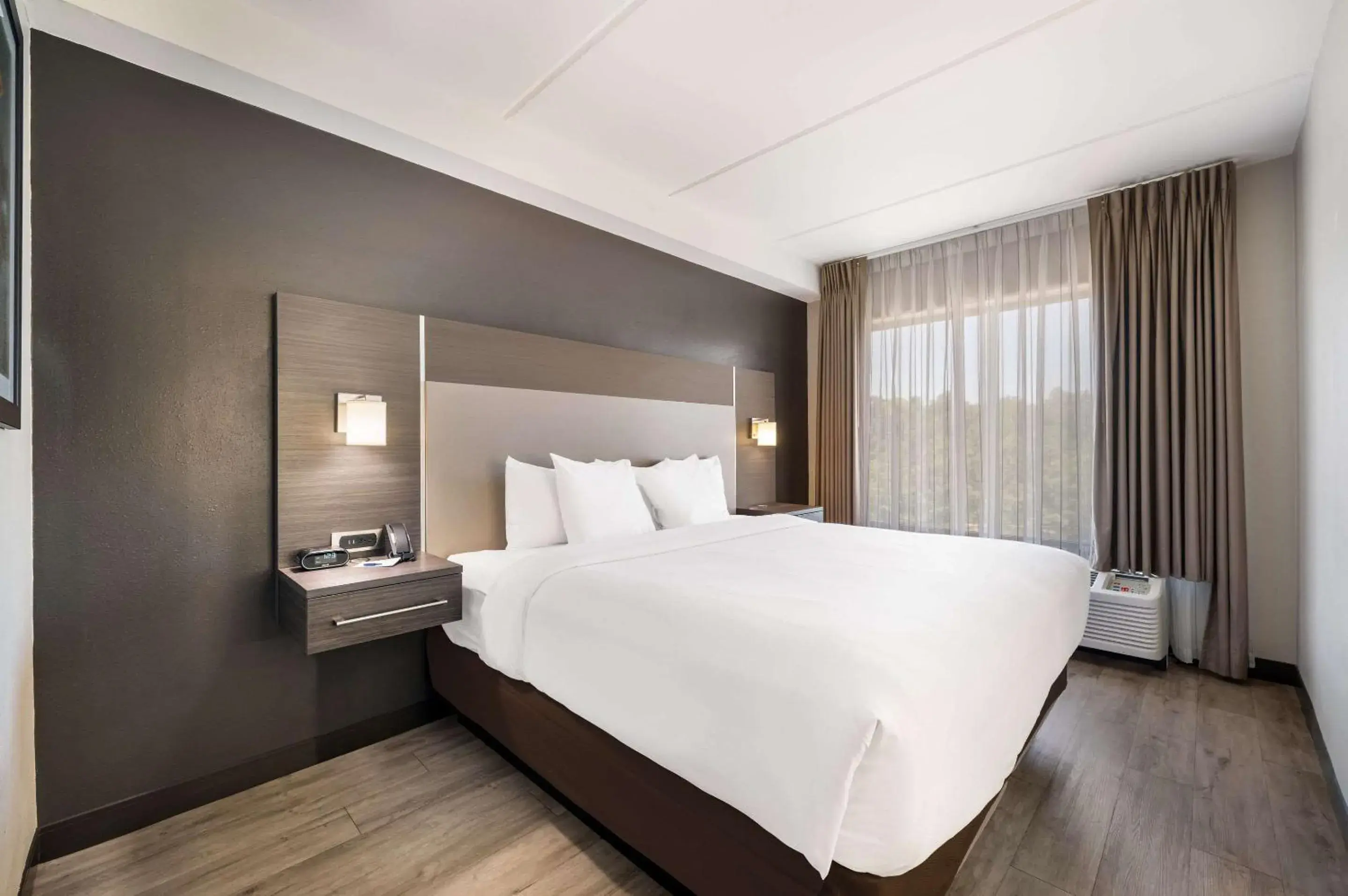 King Suite with Accessible Tub - Accessible/Non-Smoking in Comfort Suites Northlake King Suite with Accessible Tub - Accessible/Non-Smoking in Comfort Suites Northlake