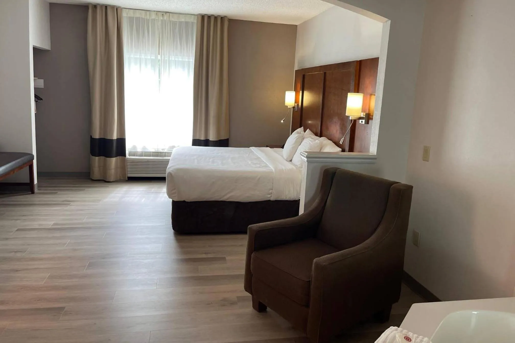 Bedroom, Bed in Comfort Suites Salisbury I-85