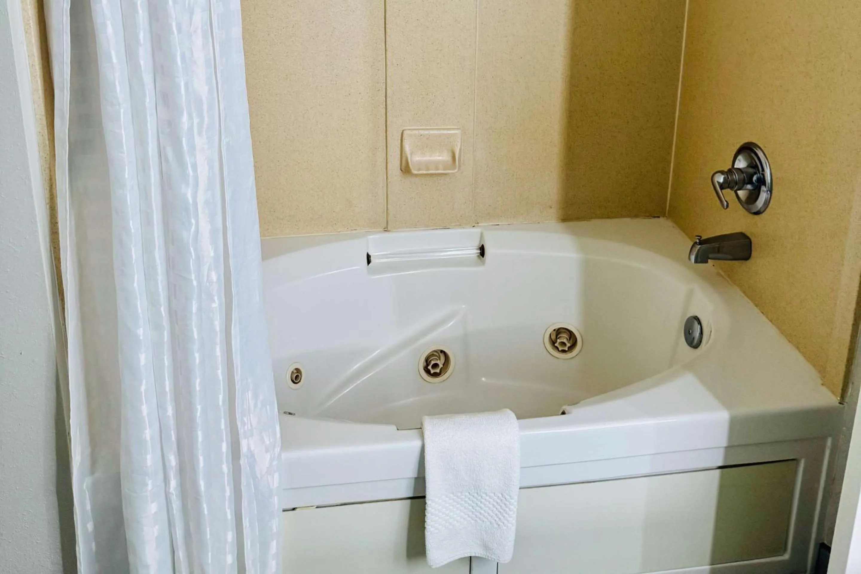 Bedroom in Clarion Pointe Albemarle