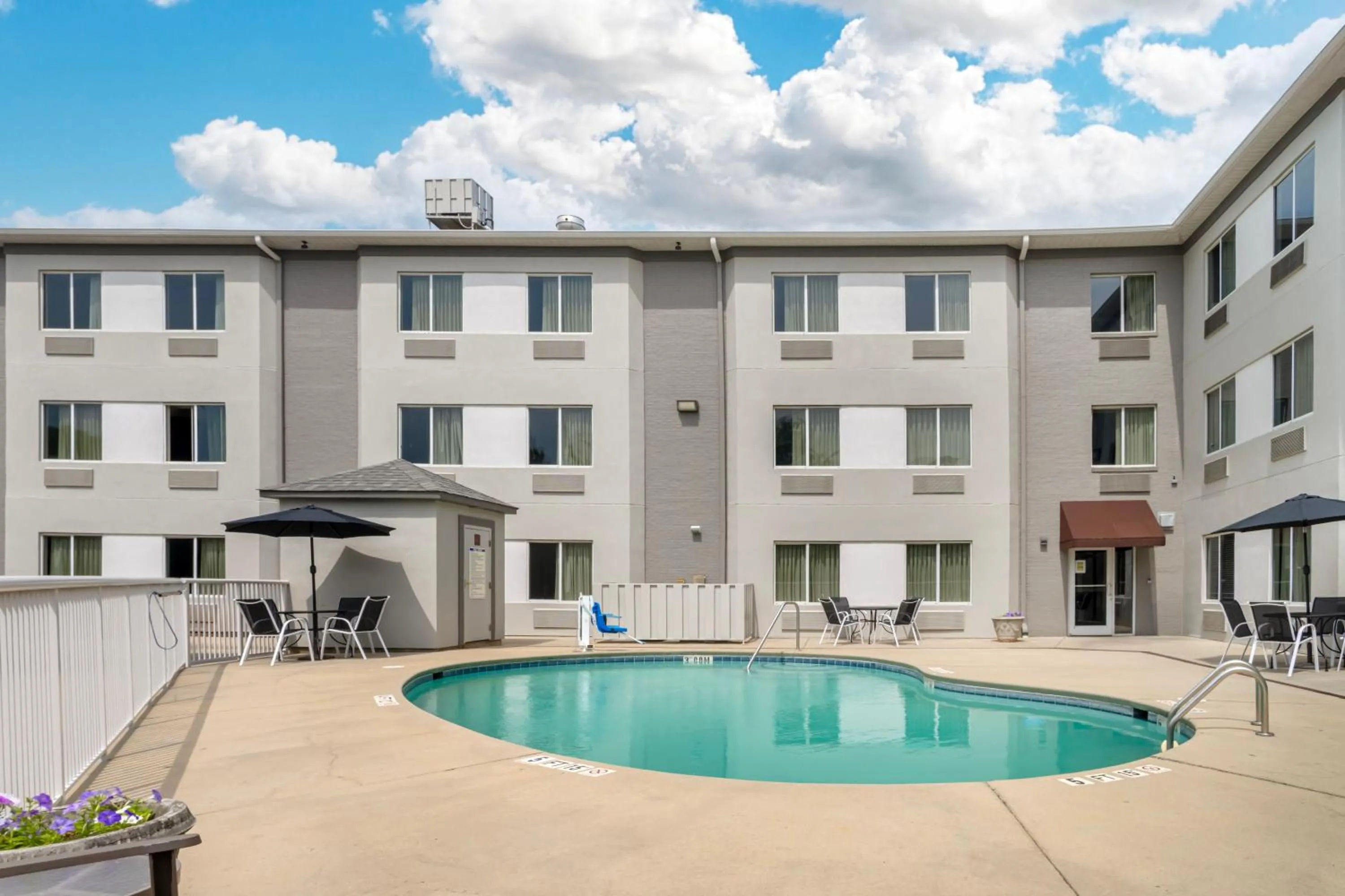 Swimming pool in Sleep Inn & Suites at Concord Mills
