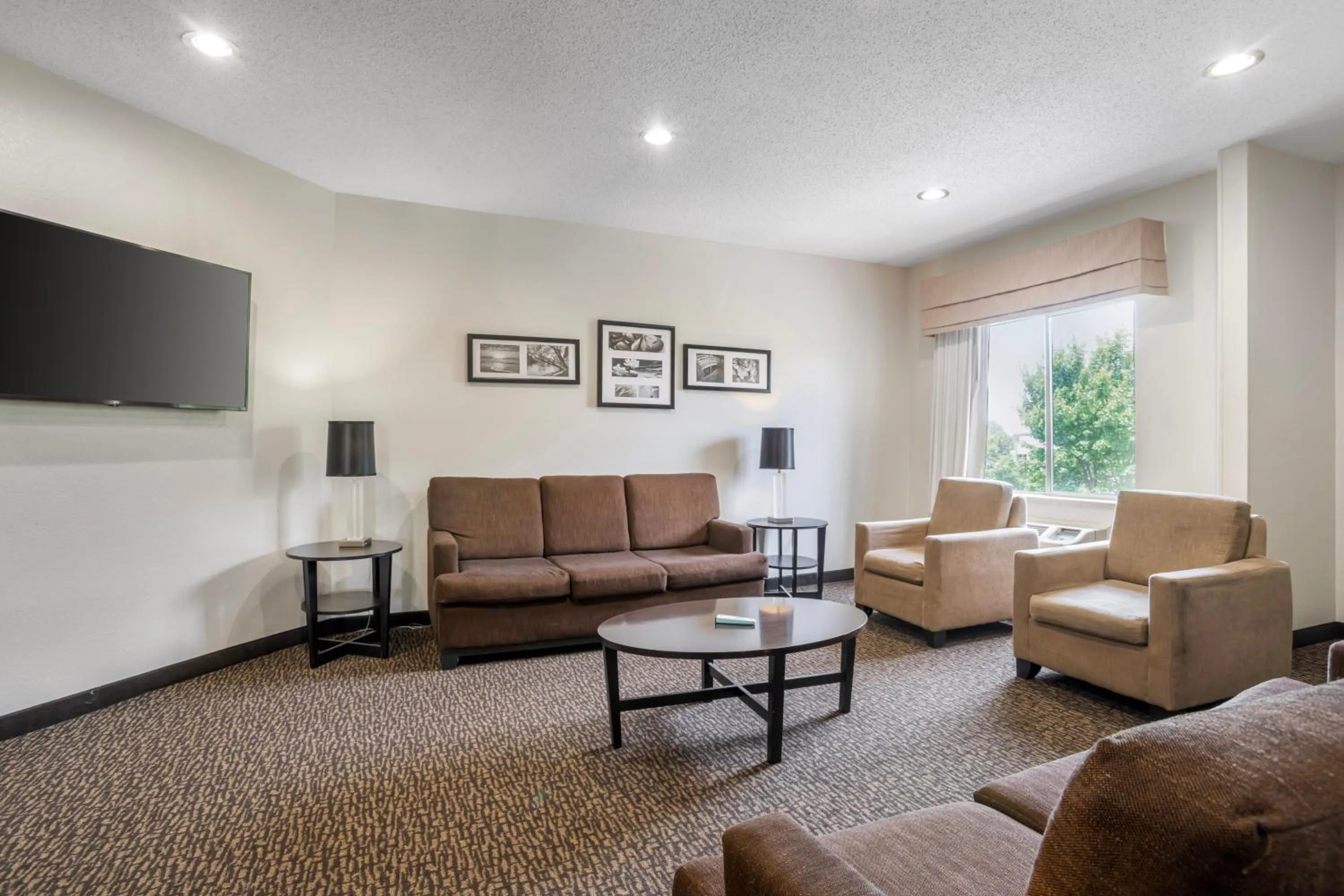Seating area in Sleep Inn & Suites at Concord Mills