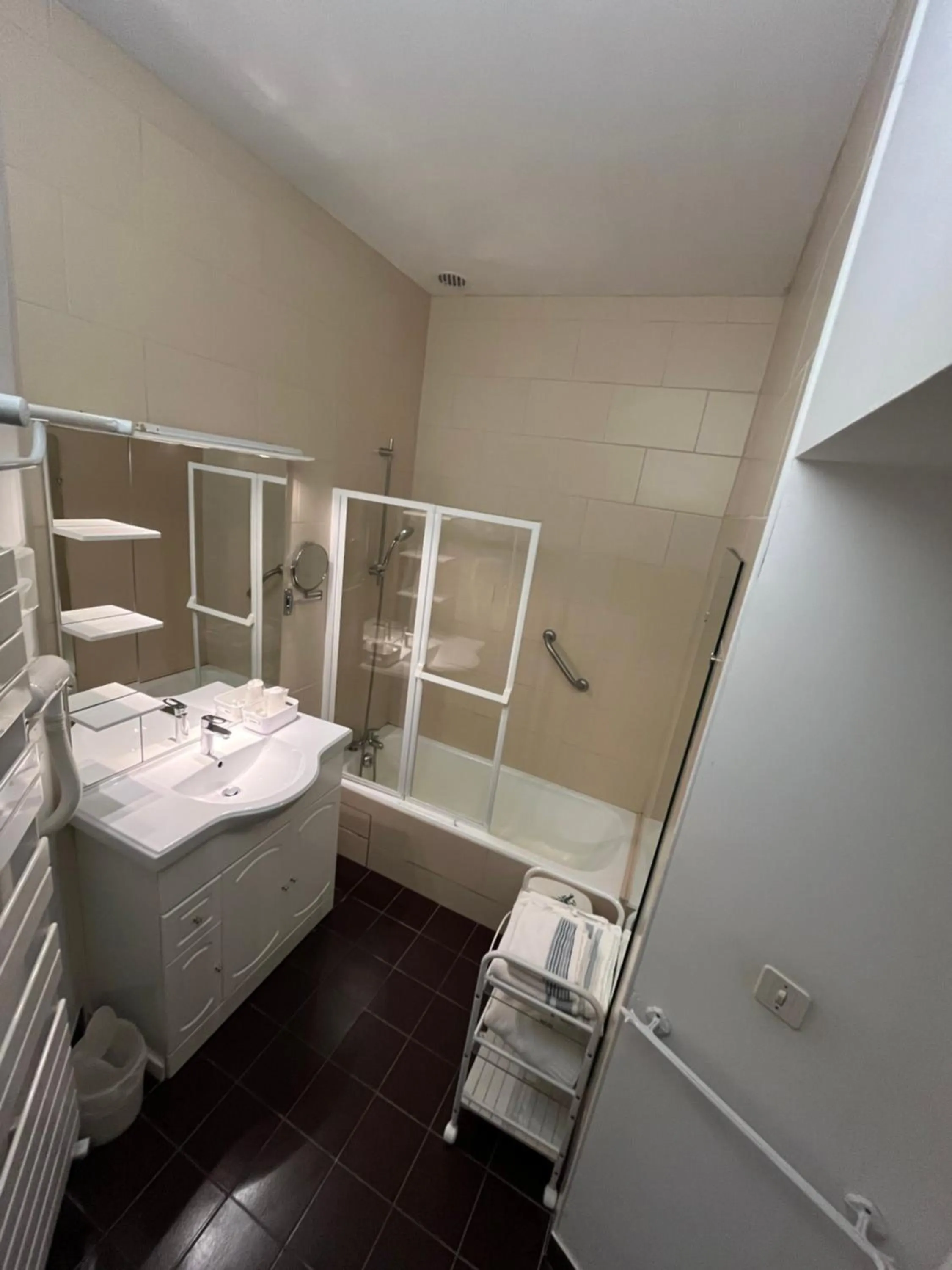 Bathroom, Bed in Chateau d'Ayres - Hôtel & Spa