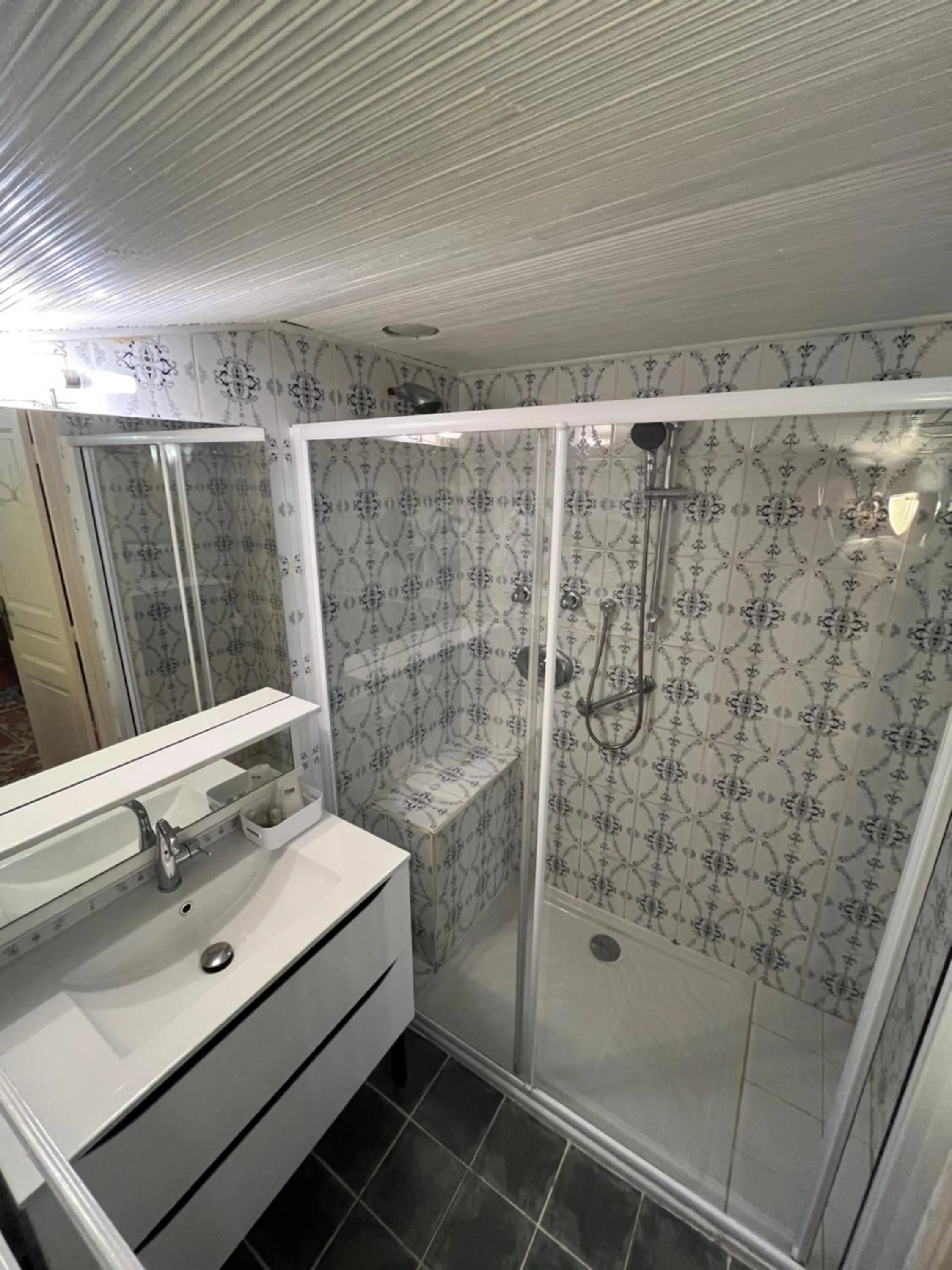 Bathroom in Chateau d'Ayres - Hôtel & Spa