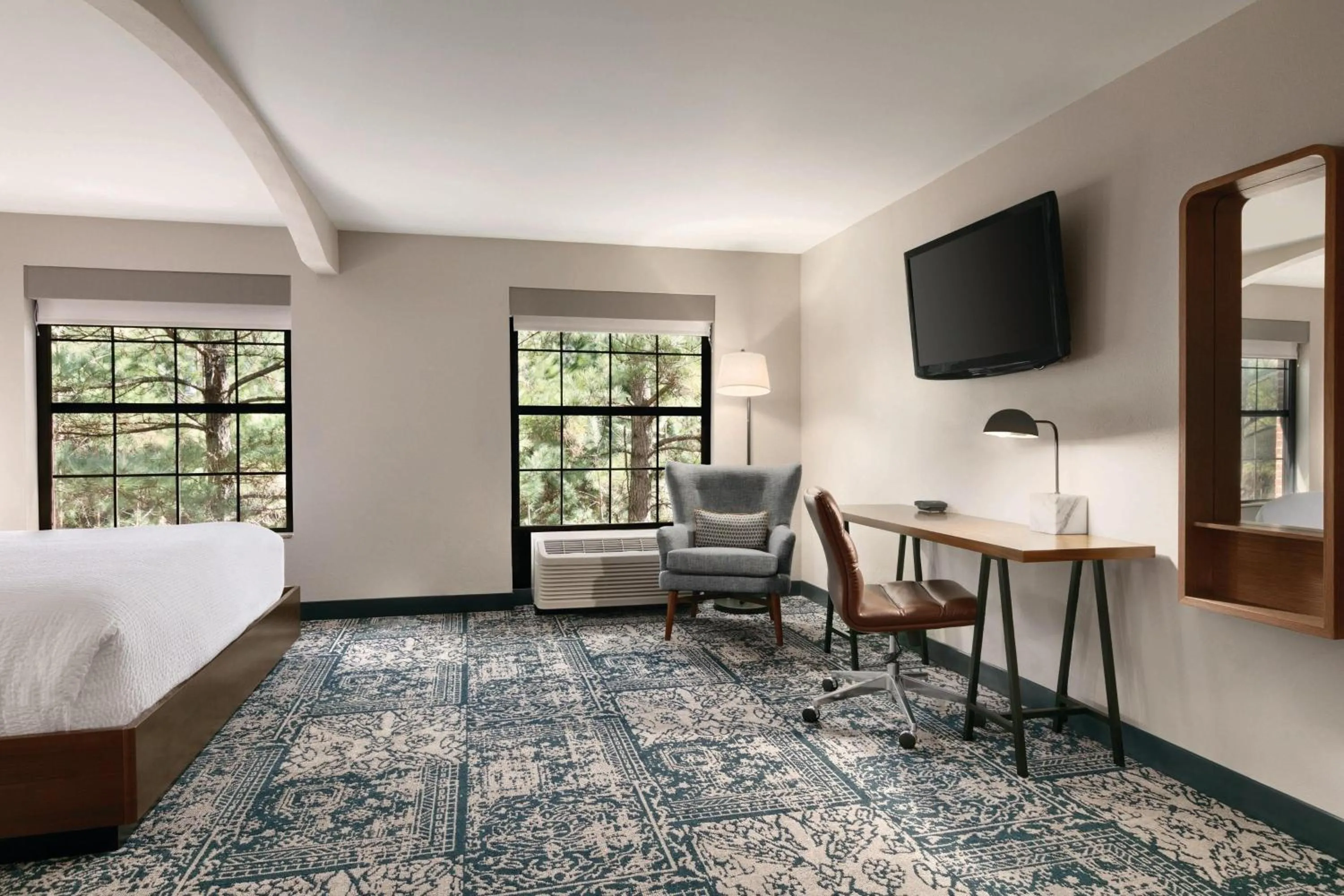 Photo of the whole room, Bed in Four Points by Sheraton Raleigh Arena