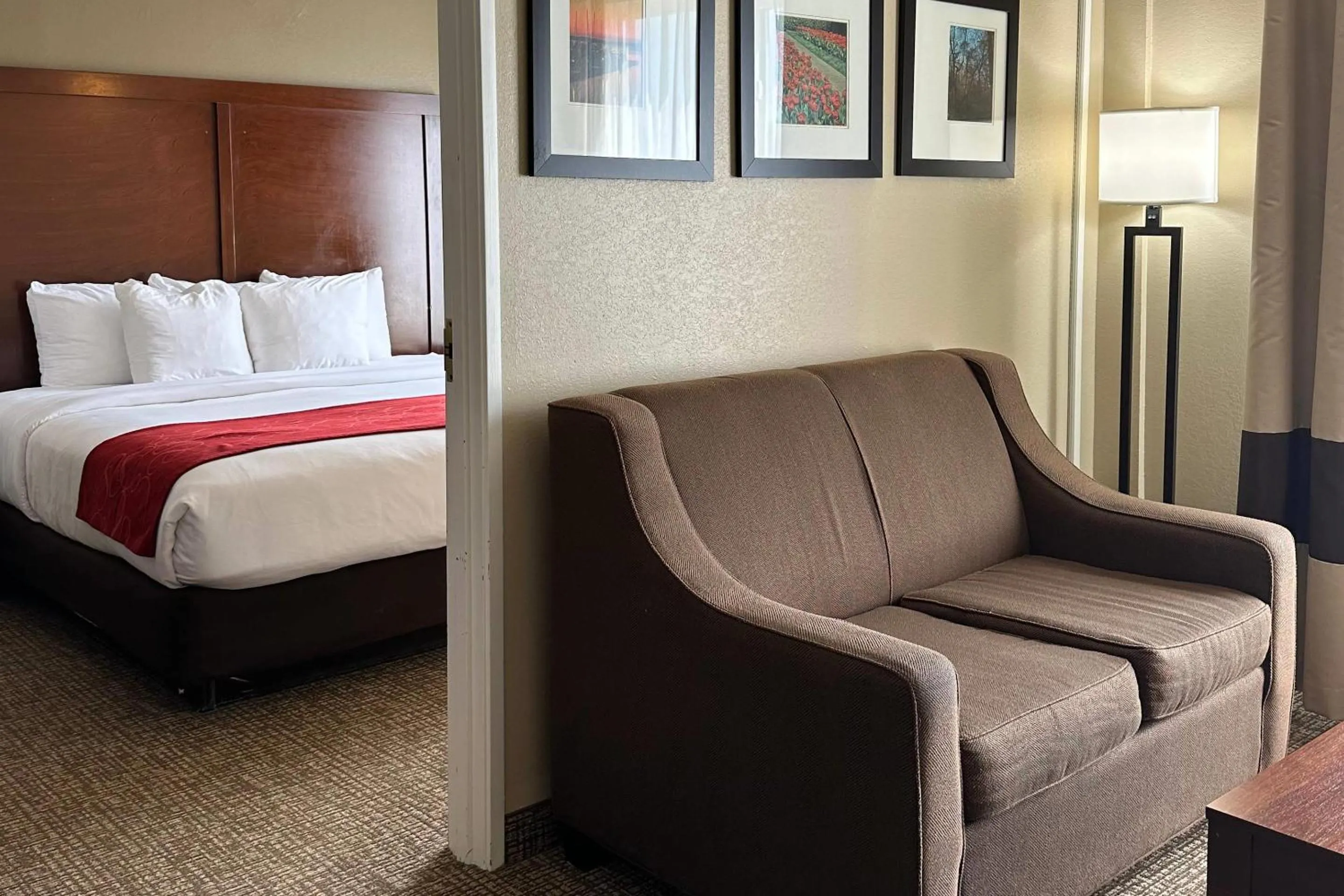 Bedroom, Bed in Comfort Suites Airport