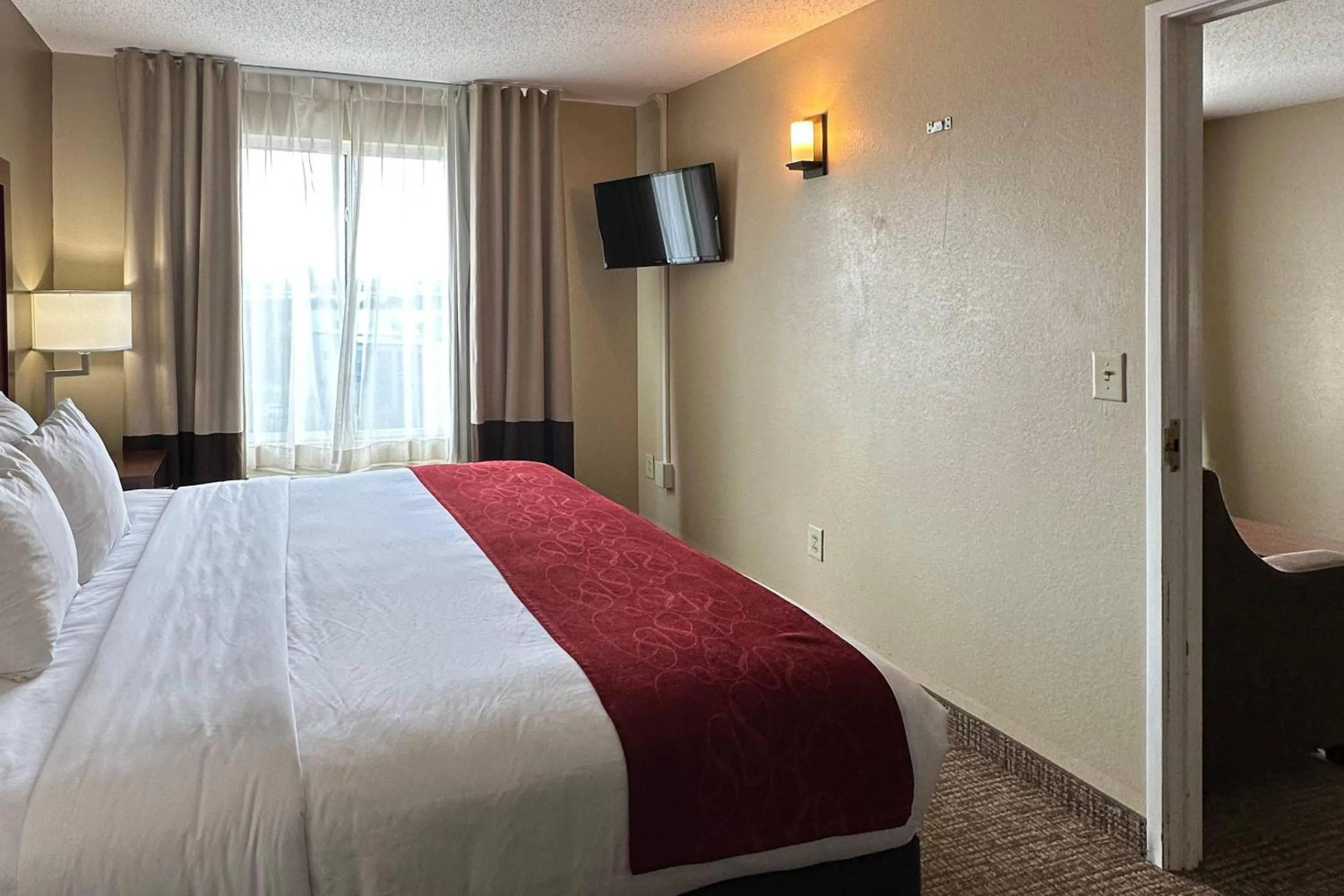 Bedroom, Bed in Comfort Suites Airport