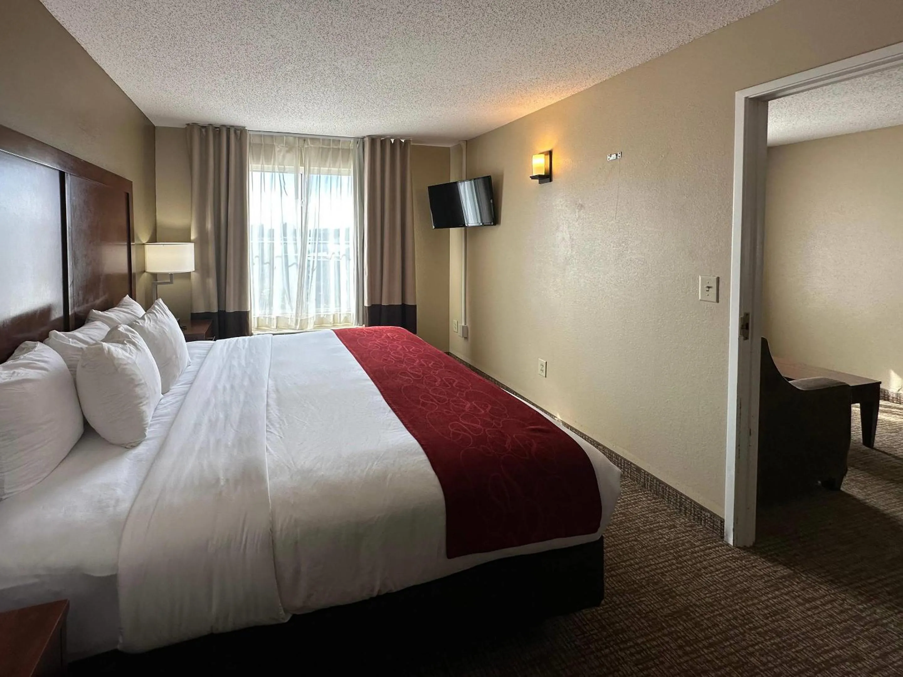 Bedroom, Bed in Comfort Suites Airport
