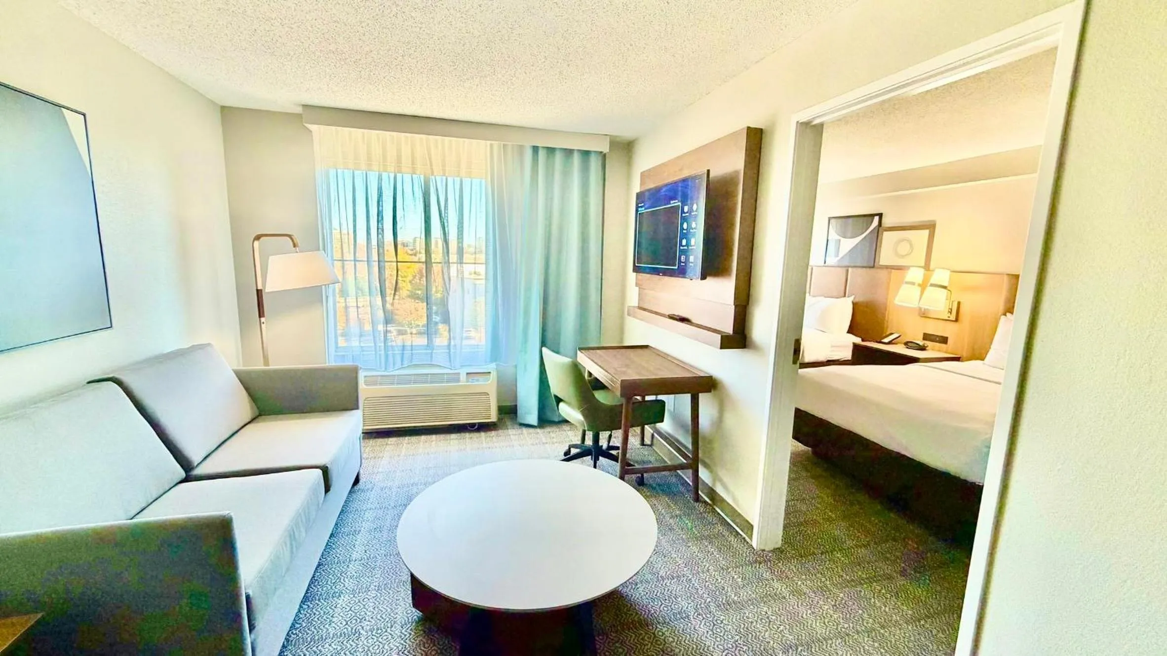 Photo of the whole room, Bed in Charlotte Suites by IHG