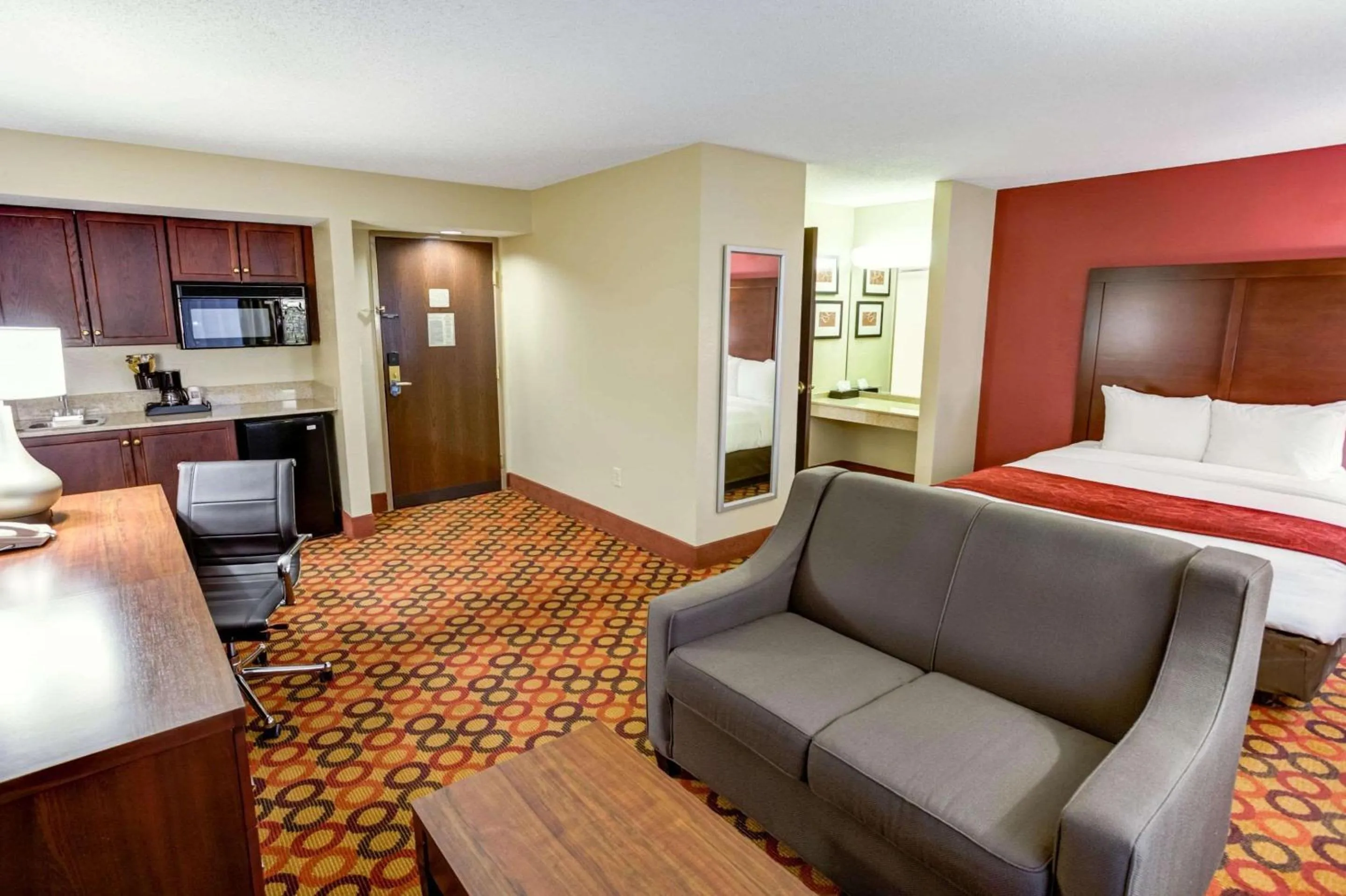 Living room, Bed in Comfort Suites Concord Mills