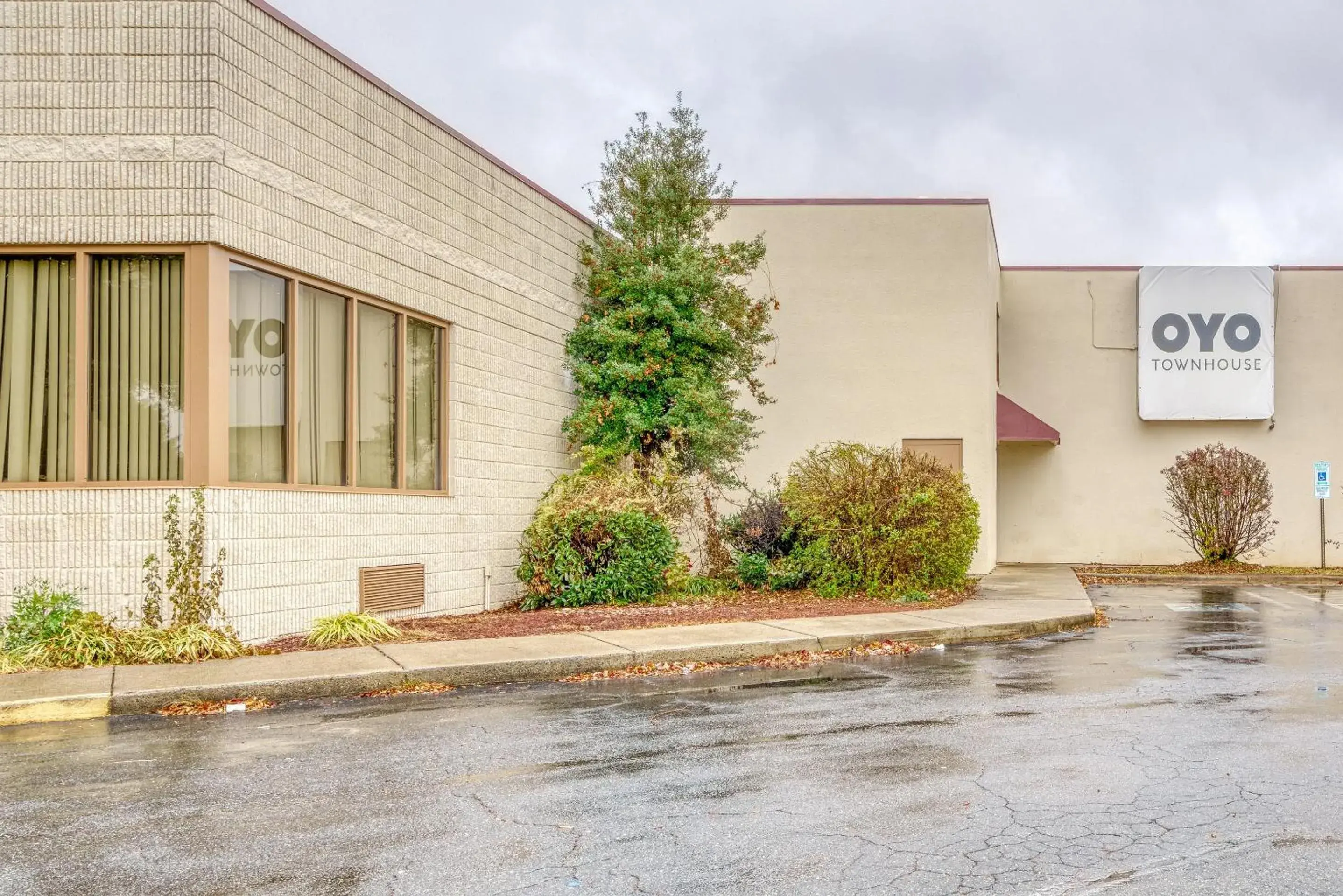 Facade/entrance in OYO Hotel Burlington South Facade/entrance in OYO Hotel Burlington South