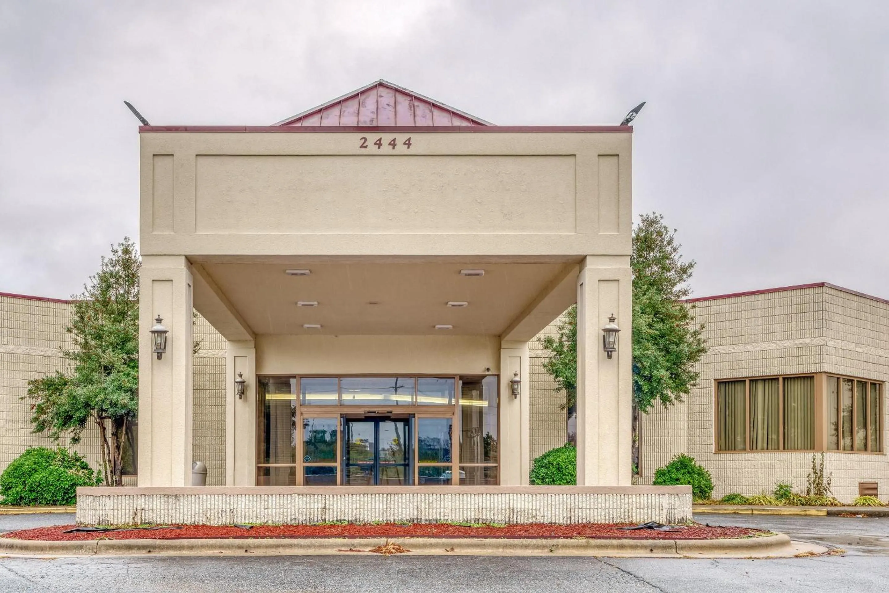 Facade/entrance in OYO Hotel Burlington South