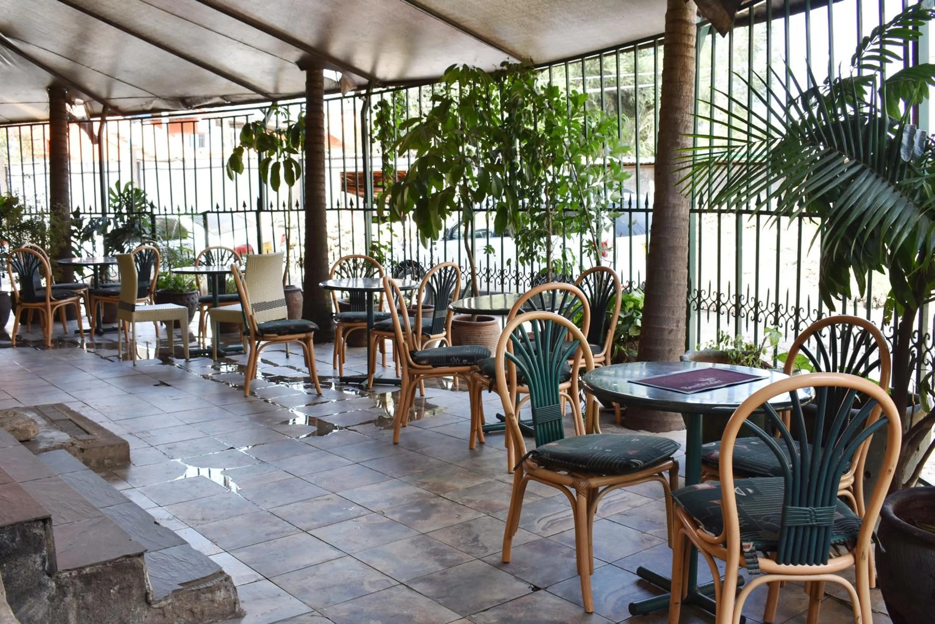 Restaurant/places to eat in Plus254 Hotel