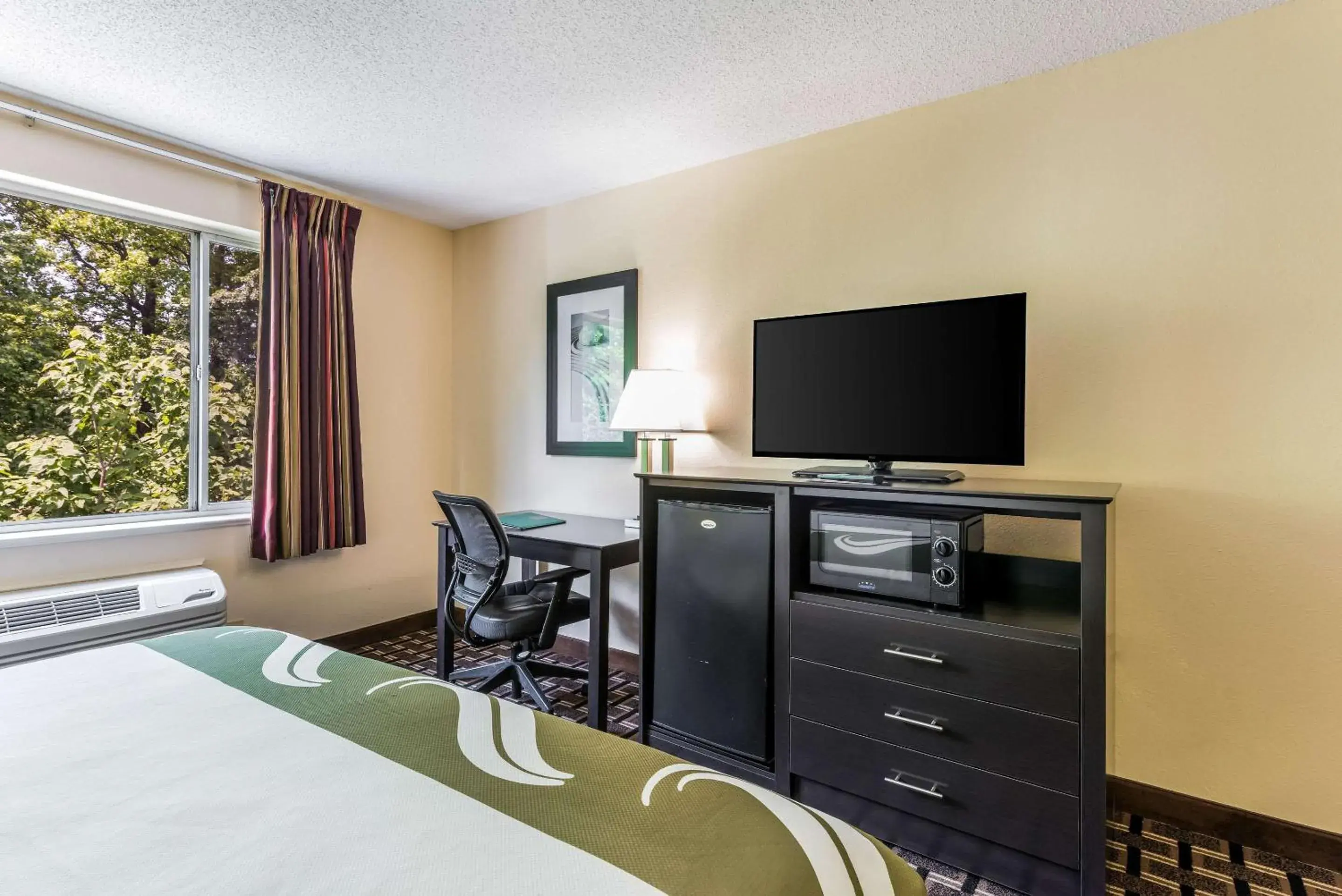 Photo of the whole room, TV/Entertainment Center in Quality Inn Huntersville near Lake Norman