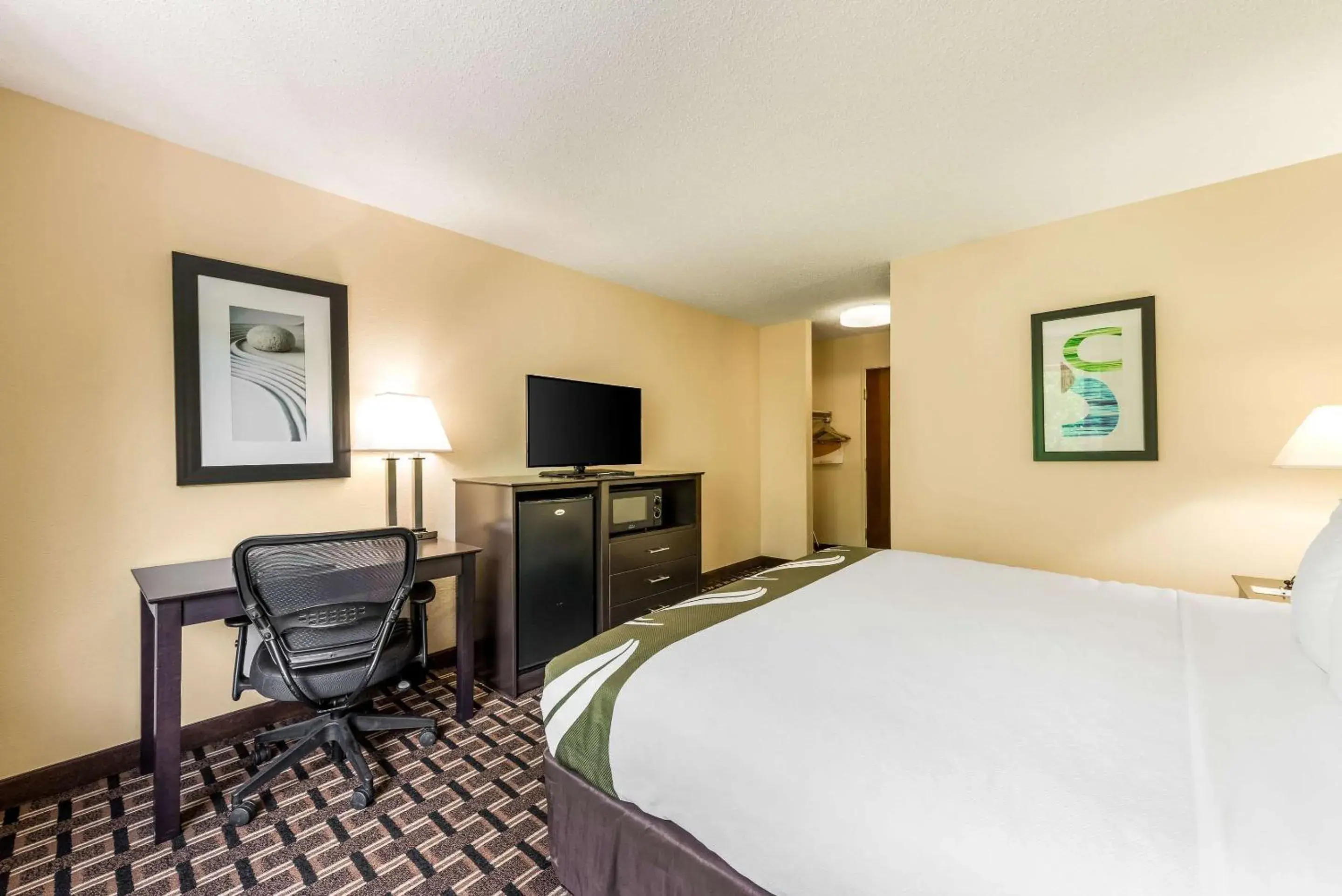 Photo of the whole room, Bed in Quality Inn Huntersville near Lake Norman