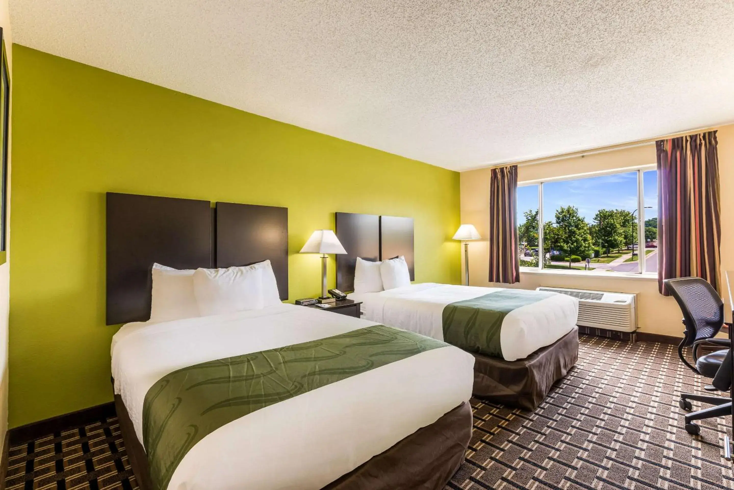 Photo of the whole room, Bed in Quality Inn Huntersville near Lake Norman