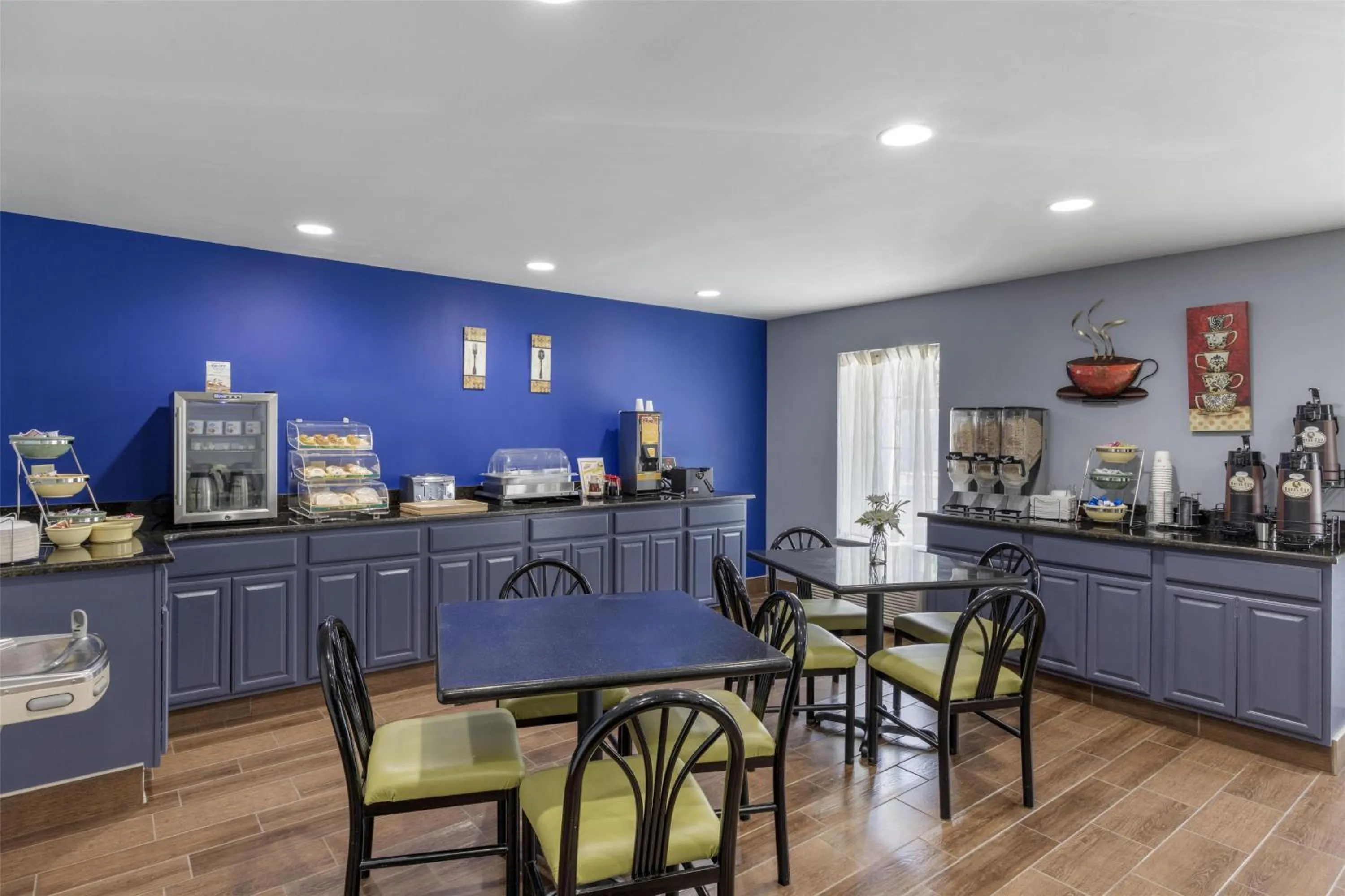 Restaurant/places to eat in SureStay Plus Hotel by Best Western Asheboro